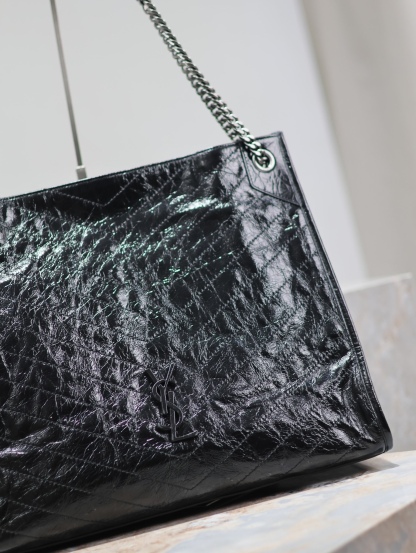 【New】
Niki shopping bag_大號
意大利進口抓皺油蠟牛皮，五金是全牛皮包裹，工藝十分精湛！包袋中間有磁吸扣，保障了包包使用的安全性；內里有一拉鍊隔層及敞口插槽設計可放手機及零錢卡片，方便拿取，不會出現因為是大包而出現找不到東西的情況；包包自重非常輕，容量又足夠大，公文包、旅行包、購物袋、媽媽包隨意切換，實用性爆表！
型號：577998
尺寸：39×31.5×12.5cm