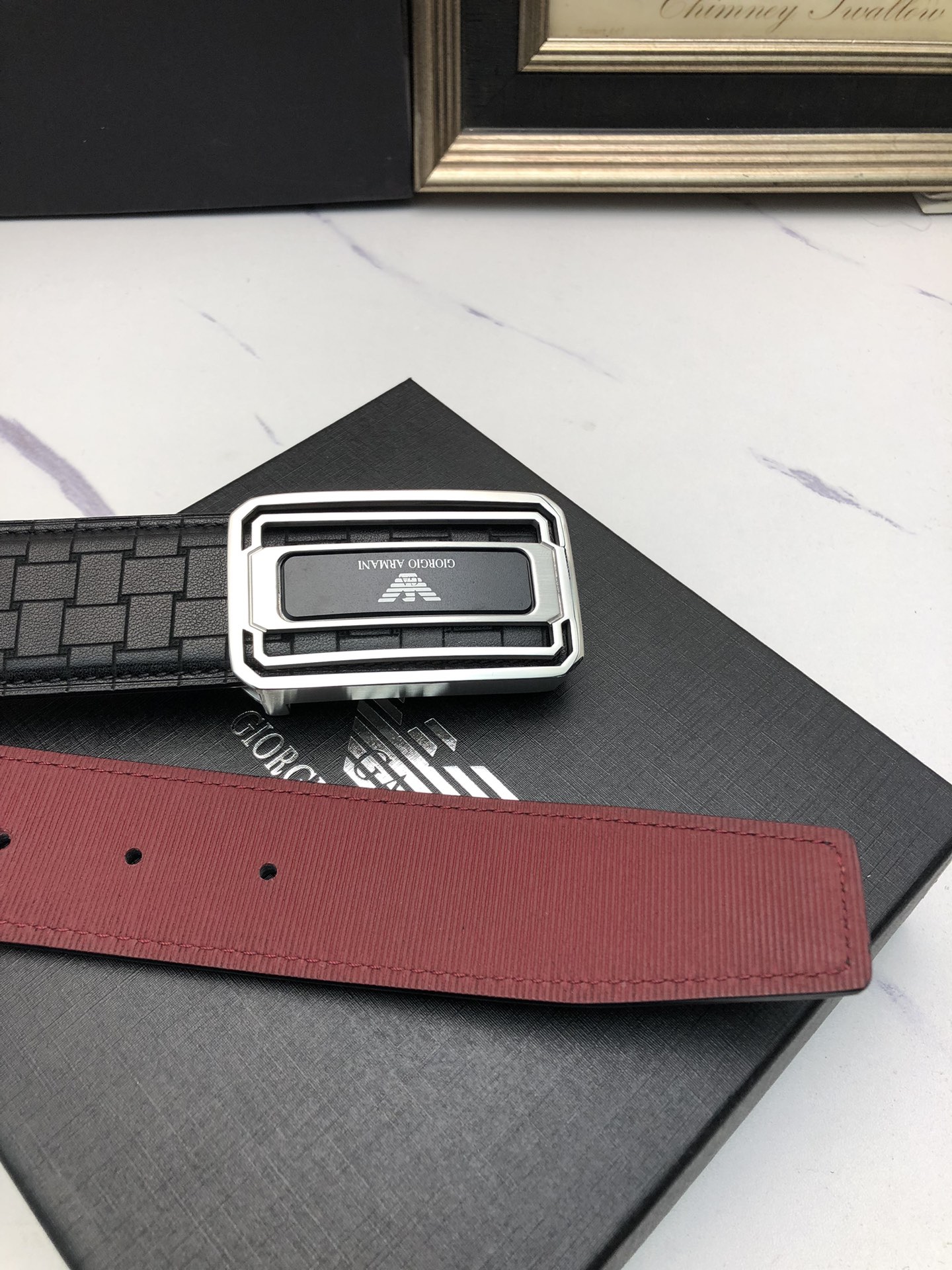 阿曼妮：原單頭層小牛皮燙印花紋，內襯頭層牛皮底，營造織紋外觀。飾以標誌原單扣。專櫃寬度4.0