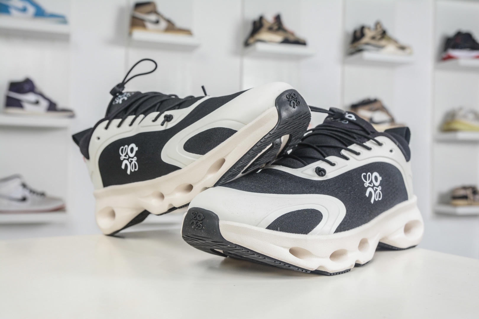 LOEWE羅意威 x ON昂跑 聯名款 Cloudsolo 
貨號: 3MF30664605
尺碼：36 36.5 37 37.5 38 38.5 39 40 40.5 41 42 42.5 43 44 44.5 45 46（真半碼）（⚠️袋子丟失扣10）