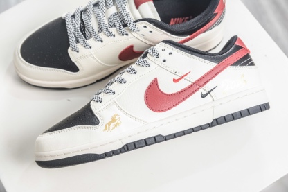 Nike SB Dunk Low 馬年限定聯名-白黑紅三鈎 
貨號:MY9969 905
尺碼：36 36.5 37.5 38 38.5 39 40 40.5 41 42 42.5 43 44 44.5 45