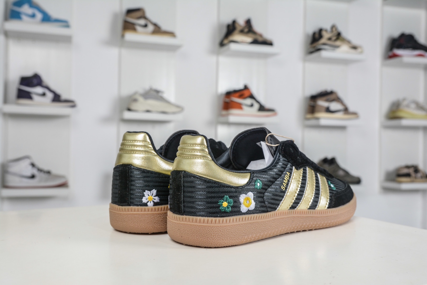 adidas originals SAMBA OG W 此款鞋延續了橡膠外底和經典款式的傳統。
貨號：IH1331
Size：35 36 36.5 37 38 38.5 39 40 40.5 41 42 42.5 43 44 44.5 45