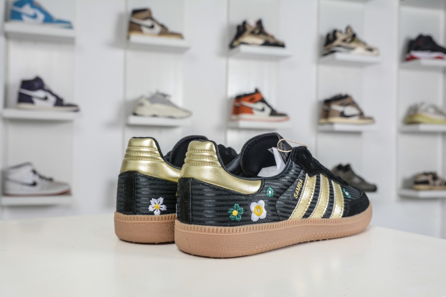 adidas originals SAMBA OG W 此款鞋延續了橡膠外底和經典款式的傳統。
貨號：IH1331
Size：35 36 36.5 37 38 38.5 39 40 40.5 41 42 42.5 43 44 44.5 45
