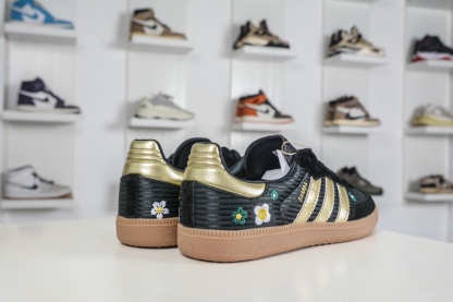 adidas originals SAMBA OG W 此款鞋延續了橡膠外底和經典款式的傳統。
貨號：IH1331
Size：35 36 36.5 37 38 38.5 39 40 40.5 41 42 42.5 43 44 44.5 45