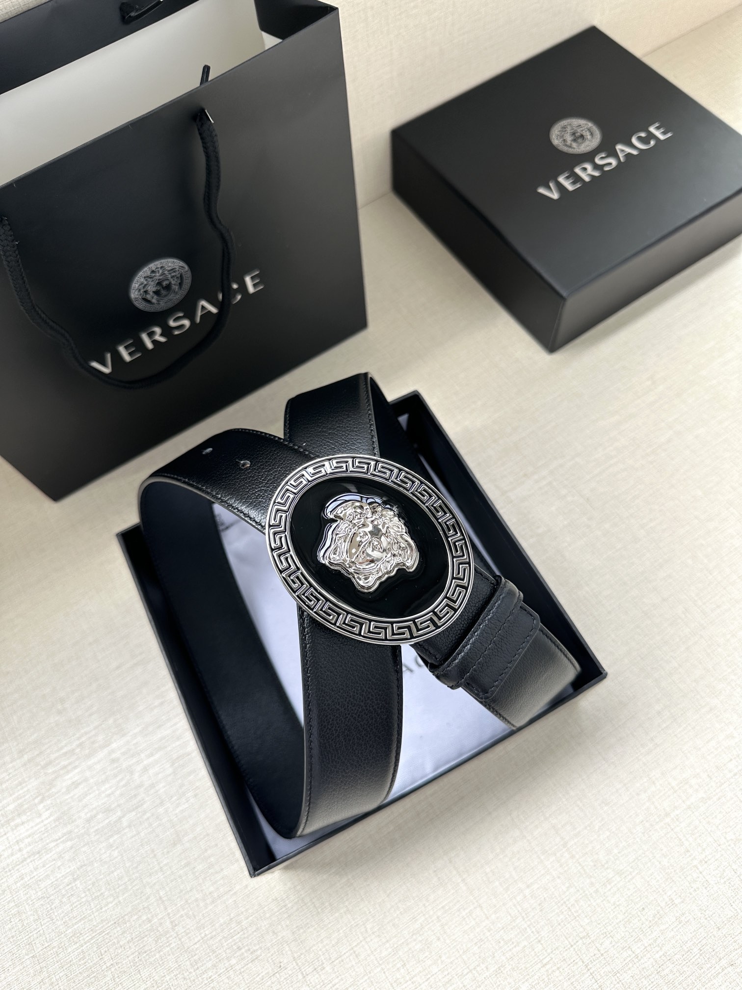 寬度：4.0cm （範思哲） 此款橢圓五金配件、腰帶飾有標誌性的Versace美杜莎頭像扣，彰顯品牌格調。是一款精美的衣櫥必備單品。