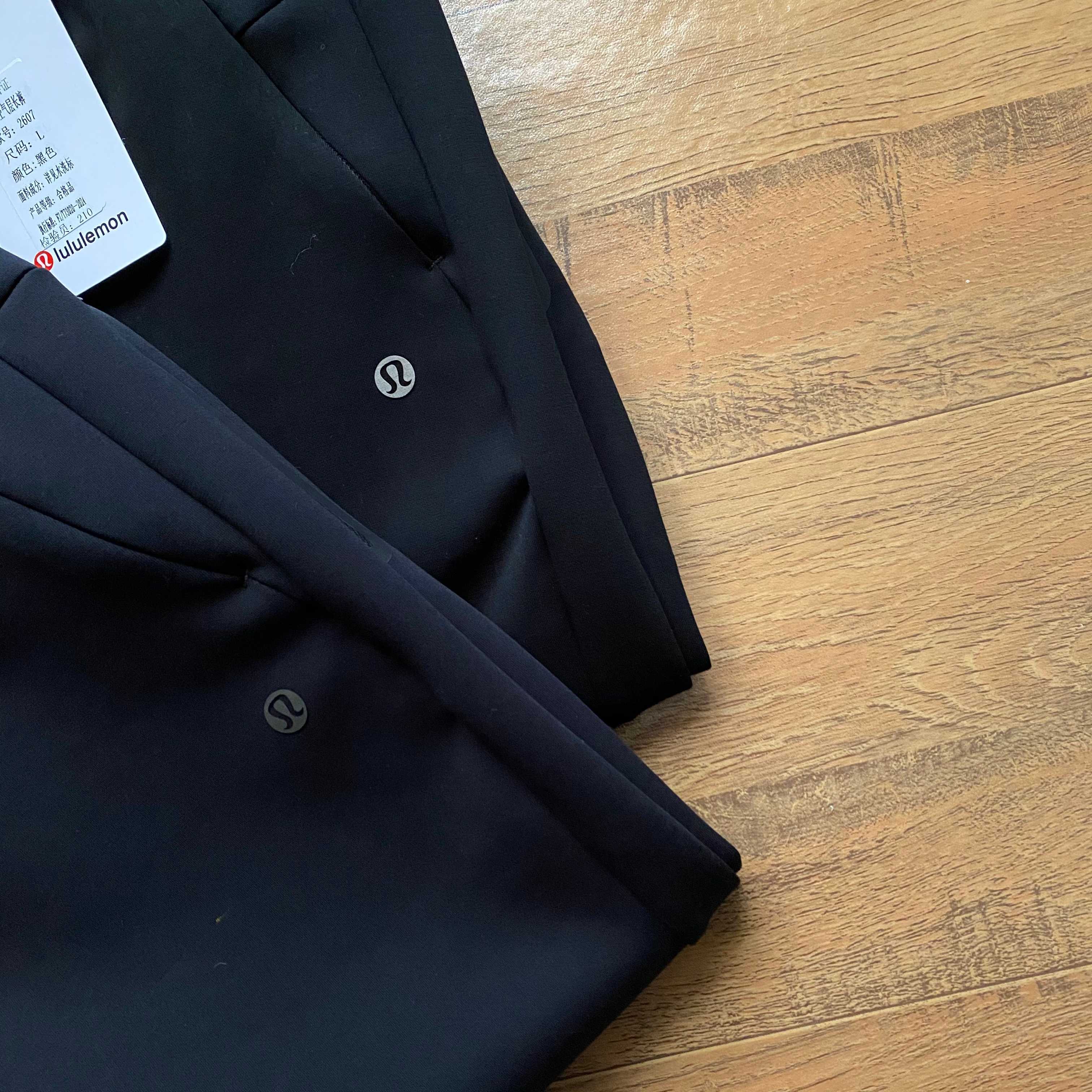 lululemon 露露  2026年春秋季新款男空氣棉休閒長褲  鬆緊腰帶 男士休閒運動衛褲！經典時尚款，客供彈力空氣層面料，軟糯垂彈，舒適透氣！採用空氣棉面料，上身絲滑，柔軟親膚，舒適透氣，不起球，不褪色，耐洗耐穿，上身百搭，不臃腫！做工精細，品質保證！精美logo燙印，兩側隱藏拉鍊口袋，做工細節都非常不錯，上身簡約百搭！立腰部鬆緊抽繩，兩側拉鍊口袋，做工走線整齊密集，高品質精品貨，空氣層面料定織定染，無色差。寬松版型，不挑腿型，更加遮肉顯瘦，烘托休閒隨意舒適的氣氛，不管怎麼穿搭都好看！