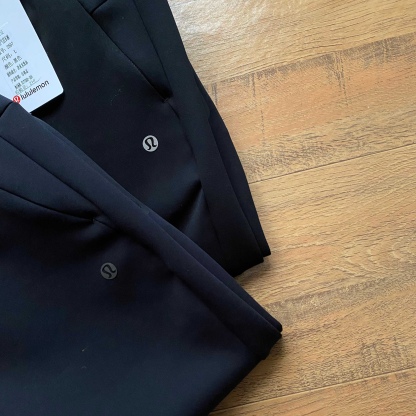 lululemon 露露  2026年春秋季新款男空氣棉休閒長褲  鬆緊腰帶 男士休閒運動衛褲！經典時尚款，客供彈力空氣層面料，軟糯垂彈，舒適透氣！採用空氣棉面料，上身絲滑，柔軟親膚，舒適透氣，不起球，不褪色，耐洗耐穿，上身百搭，不臃腫！做工精細，品質保證！精美logo燙印，兩側隱藏拉鍊口袋，做工細節都非常不錯，上身簡約百搭！立腰部鬆緊抽繩，兩側拉鍊口袋，做工走線整齊密集，高品質精品貨，空氣層面料定織定染，無色差。寬松版型，不挑腿型，更加遮肉顯瘦，烘托休閒隨意舒適的氣氛，不管怎麼穿搭都好看！