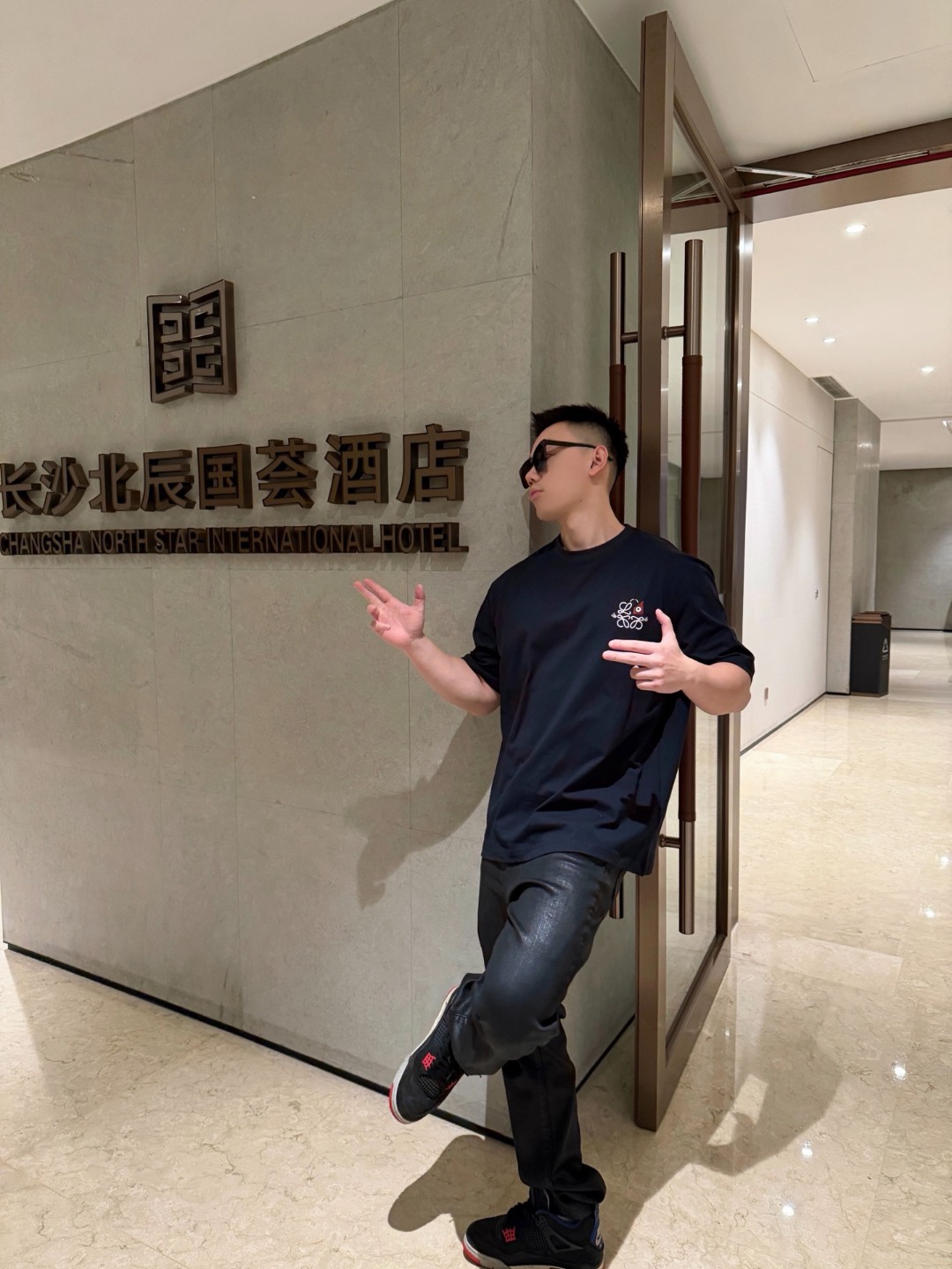 🔝LOEWE X LOUIS WAIN 幾何刺繡短袖T恤
定制緞光精密超柔錦棉，採用進口機刺繡工藝，精度高，線條流暢而細膩，面料都經過澆洗，手感質感更佳，不易變形，不易縮水，不易褪色，寬松版型
B Size： S-XL