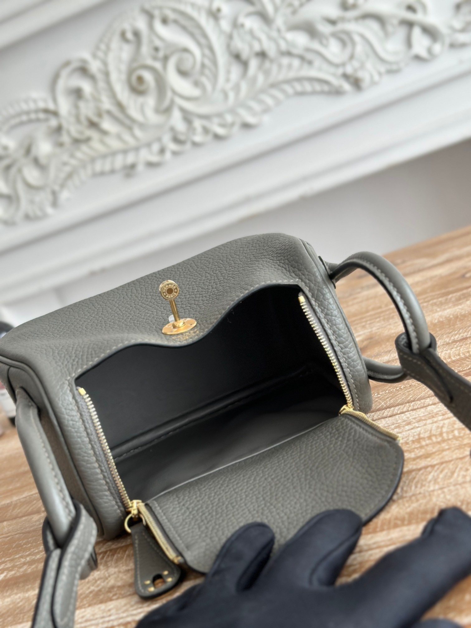 琳迪lindy 19cm	
Tc皮 蜜蠟線半手工縫製
lindy19保留了琳迪包所有細節的完整設計，側口袋、拉鍊等全部都是經典的設計√
這只小可愛暴擊了多少人的少女心