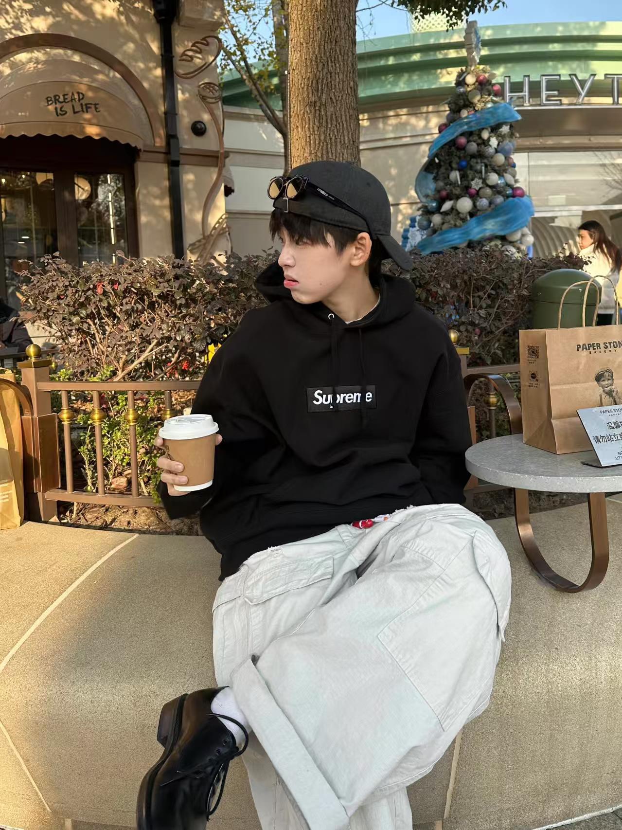 Supreme FW24 WEEK17 Box Logo Hooded Sweatshirt 胸前徽標刺繡logo口袋連帽衛衣帽衫
面料460克 高克重 面布質感強 韌性好 衣服收針處都有打套結（起到加固 久穿不變形 市面普通版本是沒有的哦） 歡迎對比 品質保證
F 尺碼：S M L XL