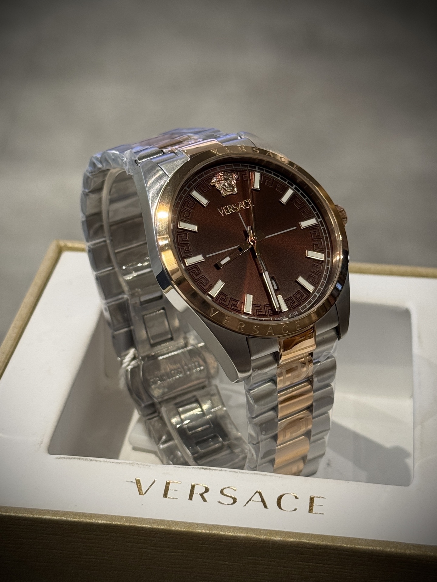 
Versace範思哲石英手錶，VERSACE MILLENYIUM  LADY系列，採用希臘回紋元素錶盤，12時位飾有美杜莎頭像展現範思哲經典圖案魅力，錶鏈印刻希臘回紋搭配雙按蝴蝶扣設計，兼具時尚與舒適，錶盤男款40mm 女款32mm 30米生活防水，進口石英機芯

立即搶購👉