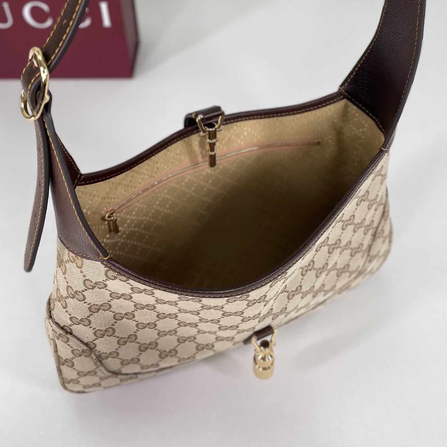 Gucci by Demna新系列，把Gucci的復古奢華玩出了新高度，新品的每一處細節都透著設計師的巧思，經典元素被重新演繹後更具辨識度，從日常腋下包到晚宴流蘇包，風格跨度大卻又統一得很高級。款號863136杏棕，尺寸28X19X4.5