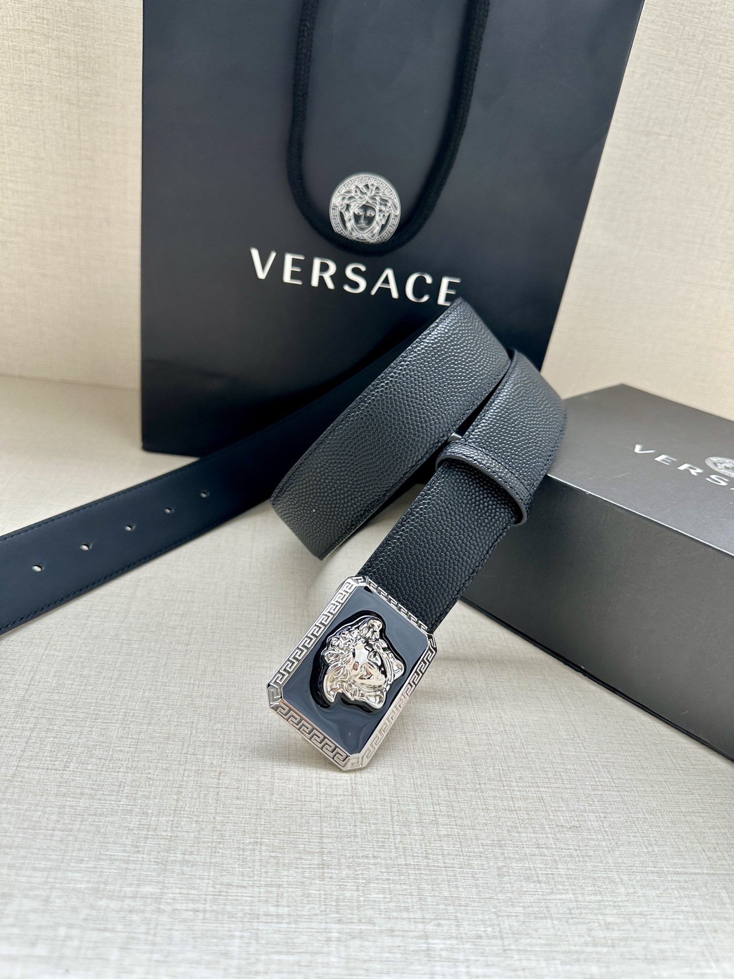 寬度4.0cm VERSACE （範思哲）此款柔軟的皮帶飾3D美杜莎腰帶扣，可搭配正裝或休閒牛仔裝。