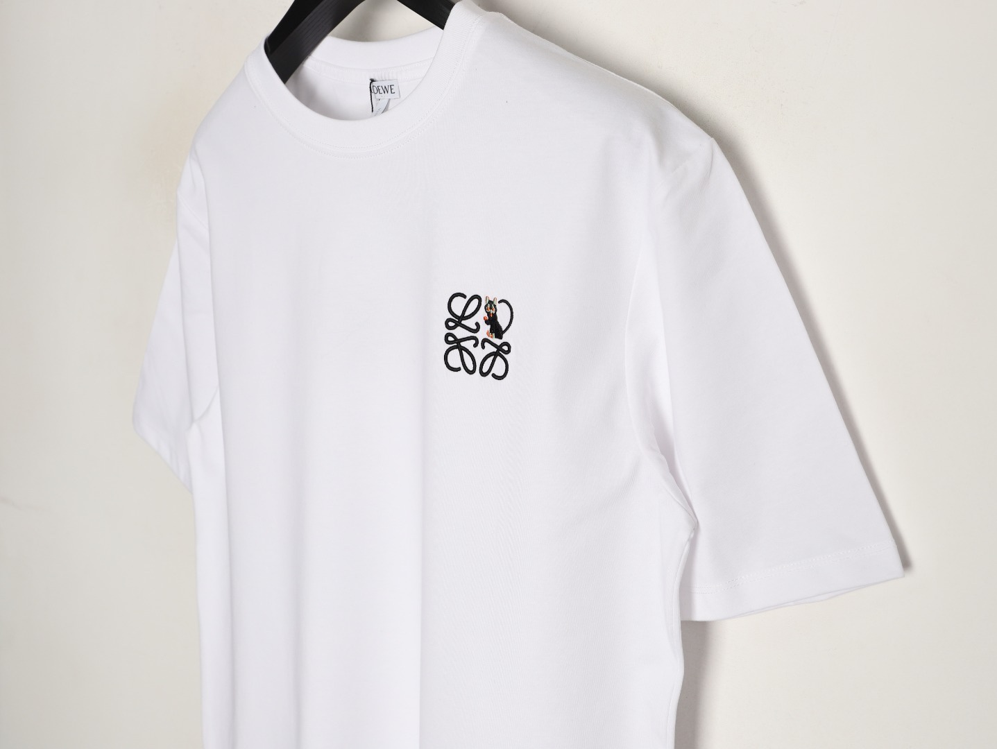 🔝LOEWE X LOUIS WAIN 羅意威 貓咪刺繡短袖T恤
定制緞光精密超柔錦棉，採用進口機刺繡工藝，精度高，線條流暢而細膩，面料都經過澆洗，手感質感更佳，不易變形，不易縮水，不易褪色，寬松版型
B Size：S-XL