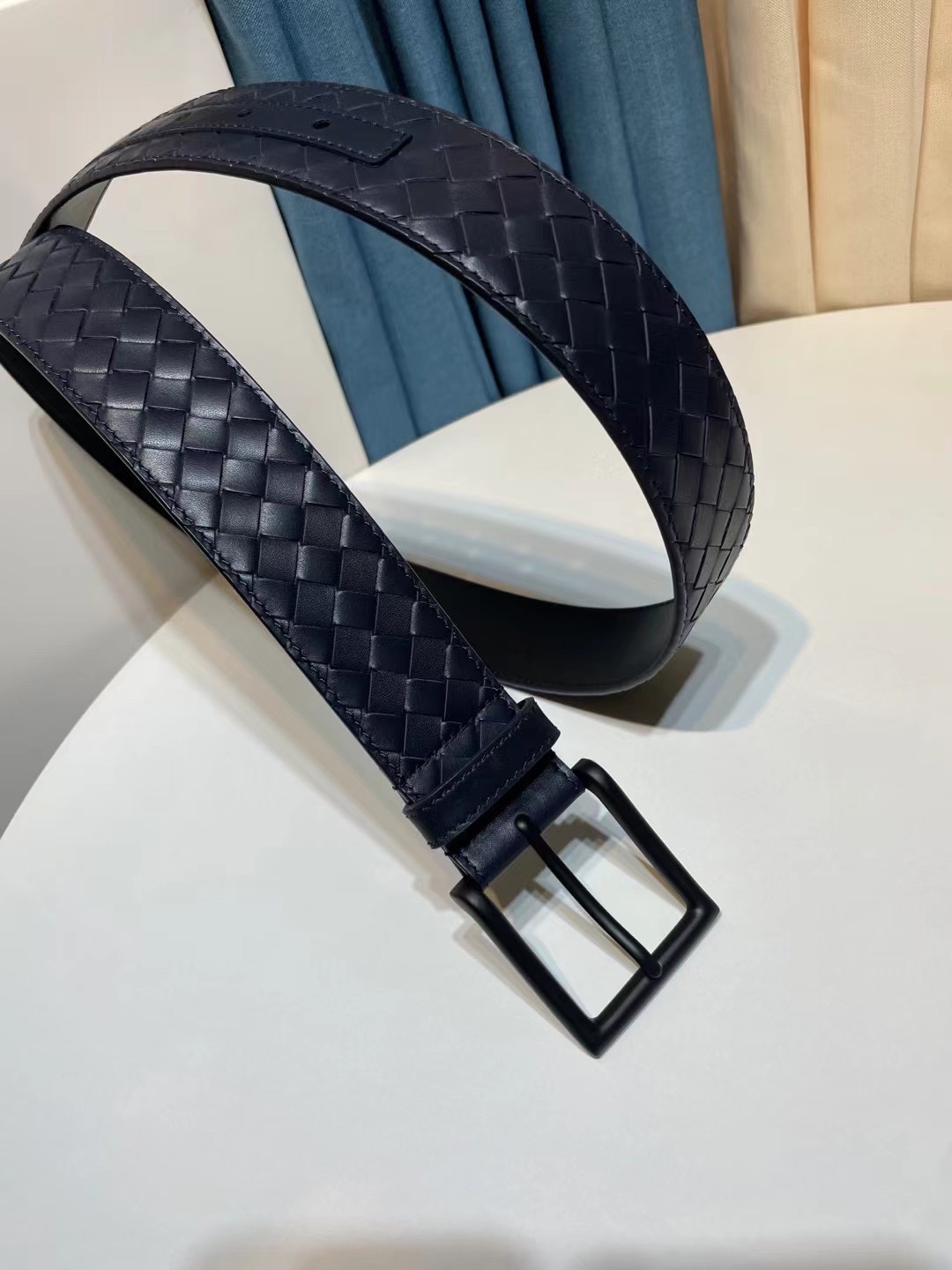 🔥🔥新 🆕純手工編織皮帶可為休閒裝或正裝造型增添優雅韻味，🔥是低調奢華的典範。[嘴唇]採用意大利柔軟的胎小牛皮全手工精工打造而成，鎳色五金扣頭令其更顯獨特別緻、🔥[嘴唇]優雅迷人氣息。[強]4.0cm寬