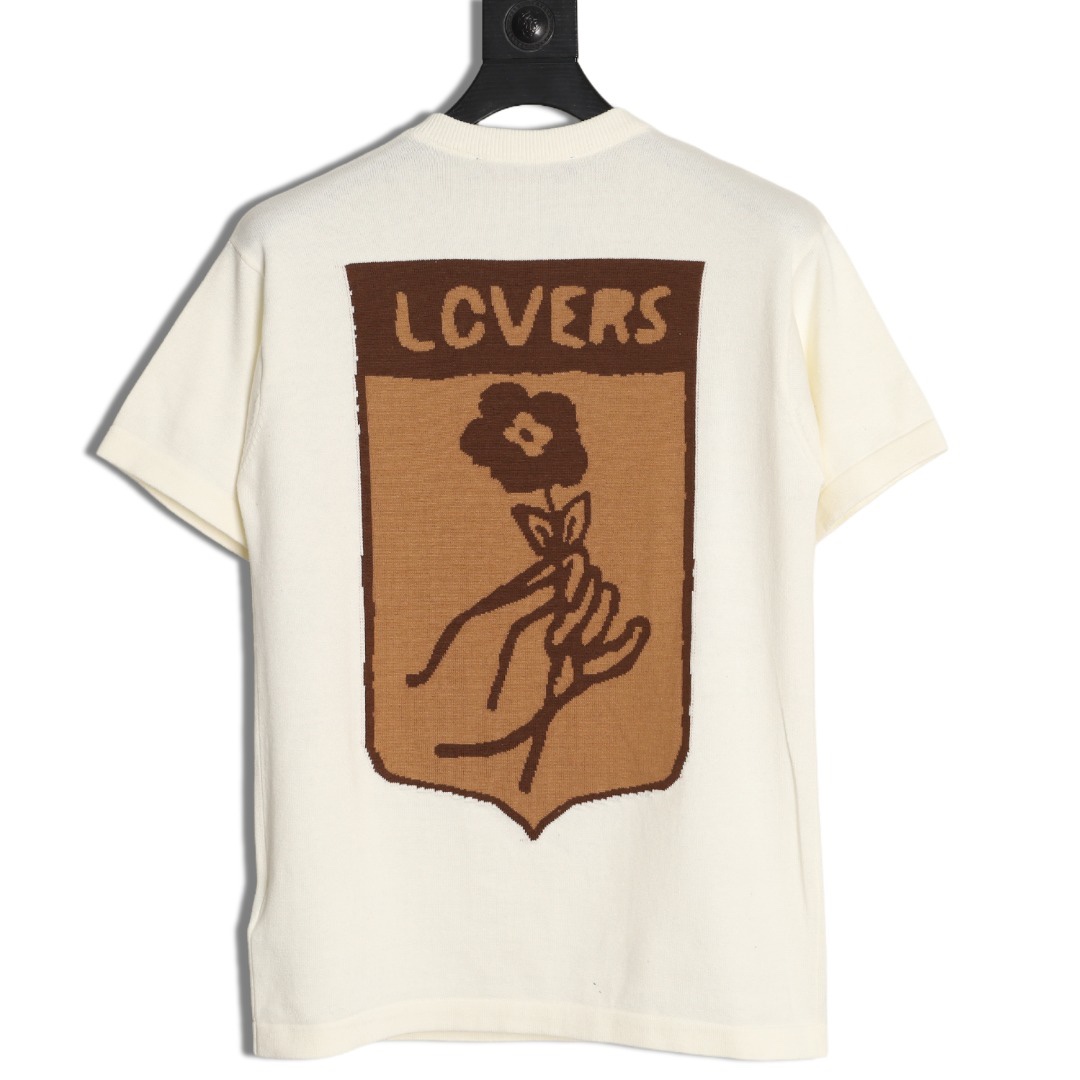 🔝LOUIS VUITTON LV 皮箱幾何圖針織短袖T恤
定織雲柔密紡棉針織料，嵌花提花織法，精細編織不僅確保了圖案的清晰度，還大大增強了織物的耐用性，成衣洗水加軟去味工藝，通過專業的洗滌設備和特定的洗滌劑，對衣物進行深度清潔和去味處理，改善衣物的手感和外觀，寬松版型
B Size：S-XL