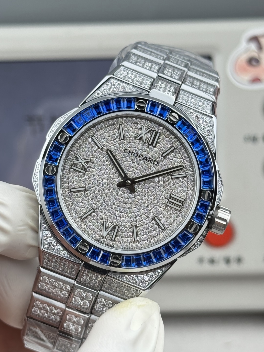 Factory 獨家力作👍
蕭邦AlpineEagle雪山傲翼系列
🌈彩T鑽🌟變色龍🦎滿天星✨限量款及隱藏款首推
如炬目光，比擬暗夜星芒⛰️於山川湖海間🌊洞見紳士願景與磅礡未來👔
尺寸：原裝一致41mmX9.7mm
機芯：9015改Chopard 01.01-c
錶鏈：獨家原版開模金磚型鏈節一體式錶鏈
岩石紋錶盤，鍍銠羅馬數字，時針及分針時標均覆以Super-LumiNova® X1級螢光塗層
致獻當代“雄鷹”，志存高遠之人在日常生活中超邁群倫，其視野啓迪人心、昇華情志。憑借遠見和決心，