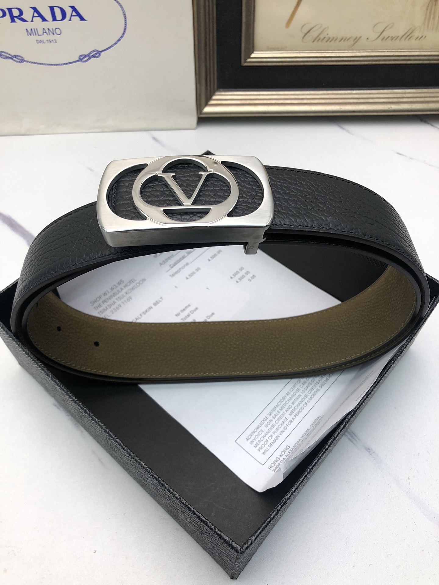 華倫天奴：原單頭層小牛皮壓花紋，內襯頭層鹿皮底，營造織紋外觀。飾以標誌原單扣。專櫃寬度4.0