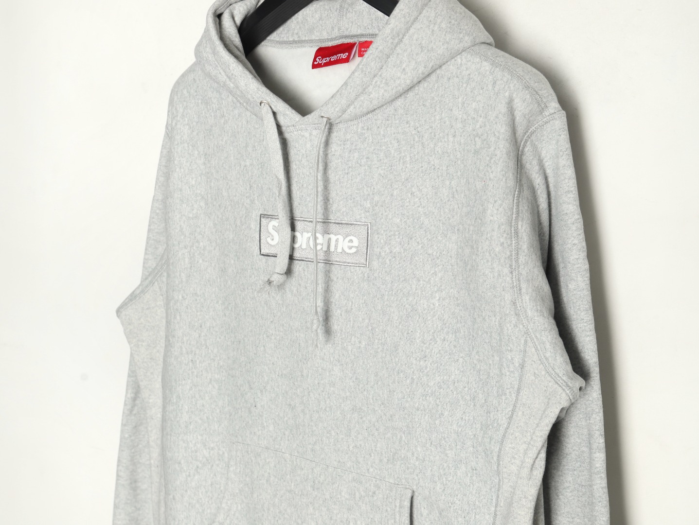 Supreme FW24 WEEK17 Box Logo Hooded Sweatshirt 胸前徽標刺繡logo口袋連帽衛衣帽衫
面料460克 高克重 面布質感強 韌性好 衣服收針處都有打套結（起到加固 久穿不變形 市面普通版本是沒有的哦） 歡迎對比 品質保證
F 尺碼：S M L XL