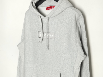 Supreme FW24 WEEK17 Box Logo Hooded Sweatshirt 胸前徽標刺繡logo口袋連帽衛衣帽衫
面料460克 高克重 面布質感強 韌性好 衣服收針處都有打套結（起到加固 久穿不變形 市面普通版本是沒有的哦） 歡迎對比 品質保證
F 尺碼：S M L XL