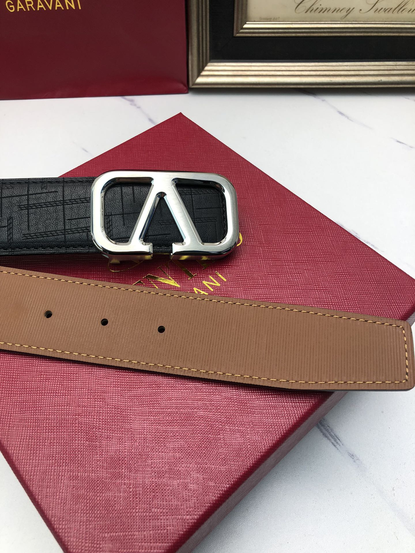 華倫天奴：原單頭層小牛皮燙印花紋，內襯平紋牛皮底，營造織紋外觀。飾以標誌原單扣。專櫃寬度4.0