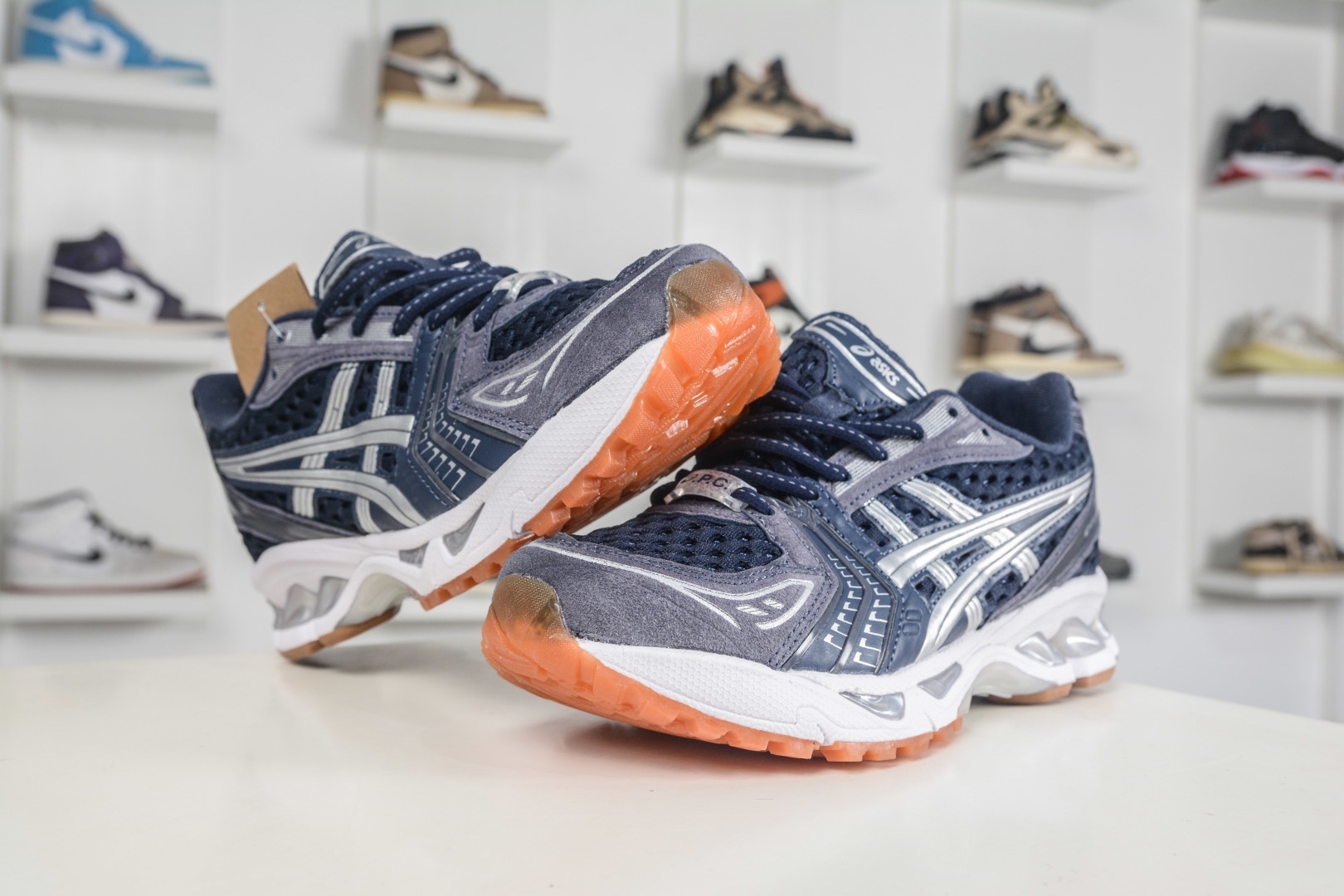 Asics Gel-Kayano 14  亞瑟士運動休閒透氣專業跑鞋
貨號:1203A926 400
尺碼：36 37 37.5 38 39 39.5 40 40.5 41.5 42 42.5 43.5 44 45