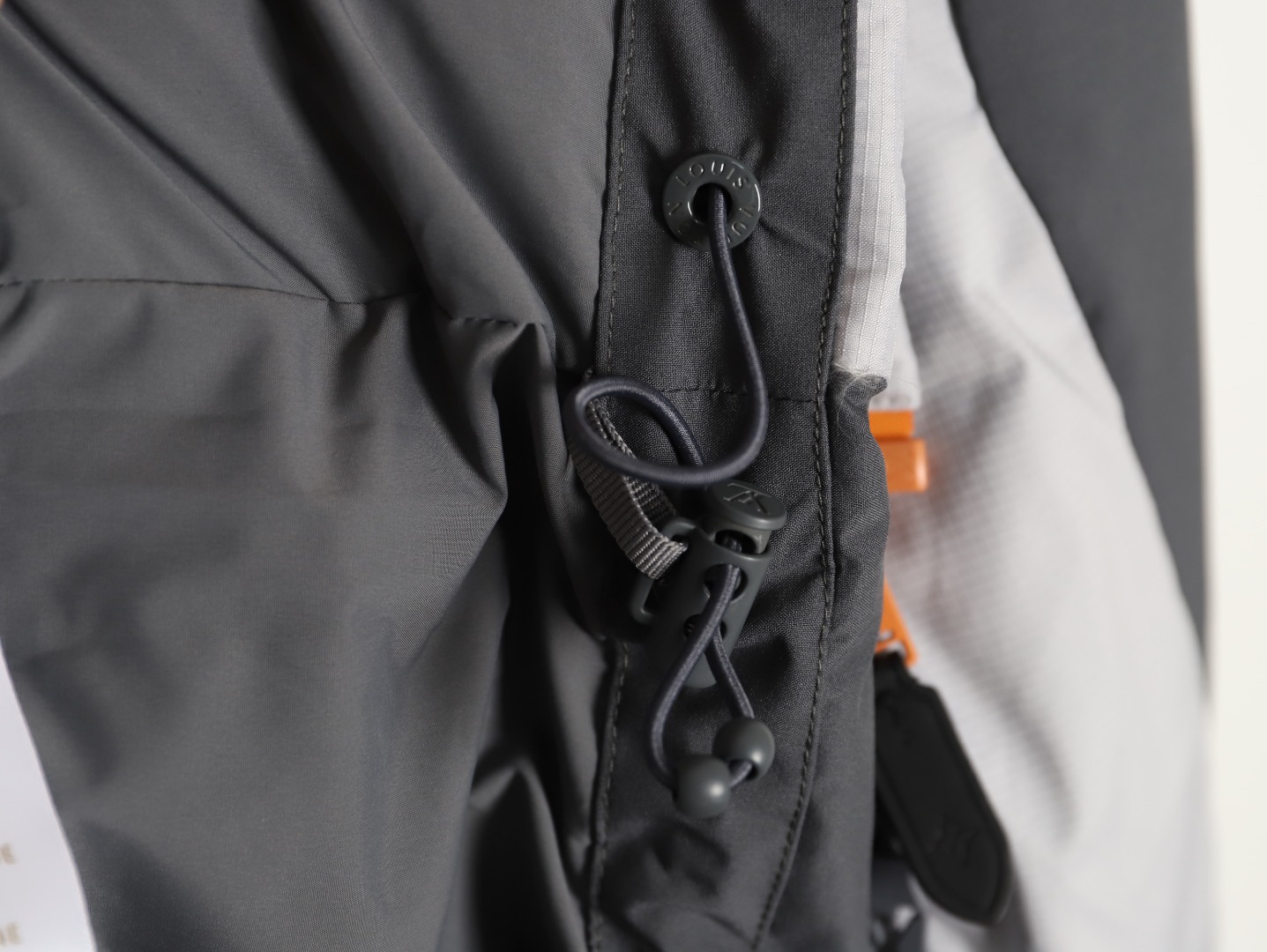 Louis Vuitton/路易威登 25Fw 滑雪系列花卉雙拉鍊連帽羽絨服
定制5合1防絨密織與3合1雙線防絨格紋料，新國標90白鴨絨，充絨飽滿，極致禦寒。 電腦機械充絨，精准計算克重，數字稱重，確保蓬松均勻。進口機刺繡，精密控制，線條流暢細膩。壓花復合，電腦掃描對位，特製膠水固化，粘接牢固。 膠漿印花，三次網板修改，烘烤固色，圖案持久。3D立體絎縫，數控分隔，防止羽絨結塊移位。
A Size:46-52