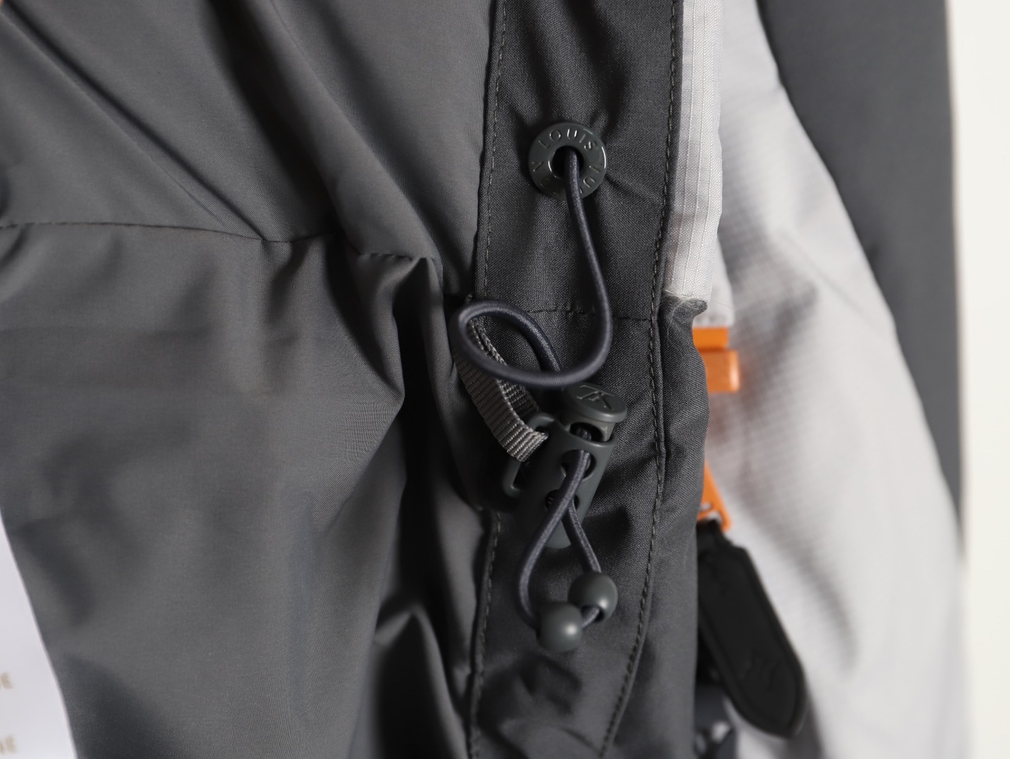 Louis Vuitton/路易威登 25Fw 滑雪系列花卉雙拉鍊連帽羽絨服
定制5合1防絨密織與3合1雙線防絨格紋料，新國標90白鴨絨，充絨飽滿，極致禦寒。 電腦機械充絨，精准計算克重，數字稱重，確保蓬松均勻。進口機刺繡，精密控制，線條流暢細膩。壓花復合，電腦掃描對位，特製膠水固化，粘接牢固。 膠漿印花，三次網板修改，烘烤固色，圖案持久。3D立體絎縫，數控分隔，防止羽絨結塊移位。
A Size:46-52