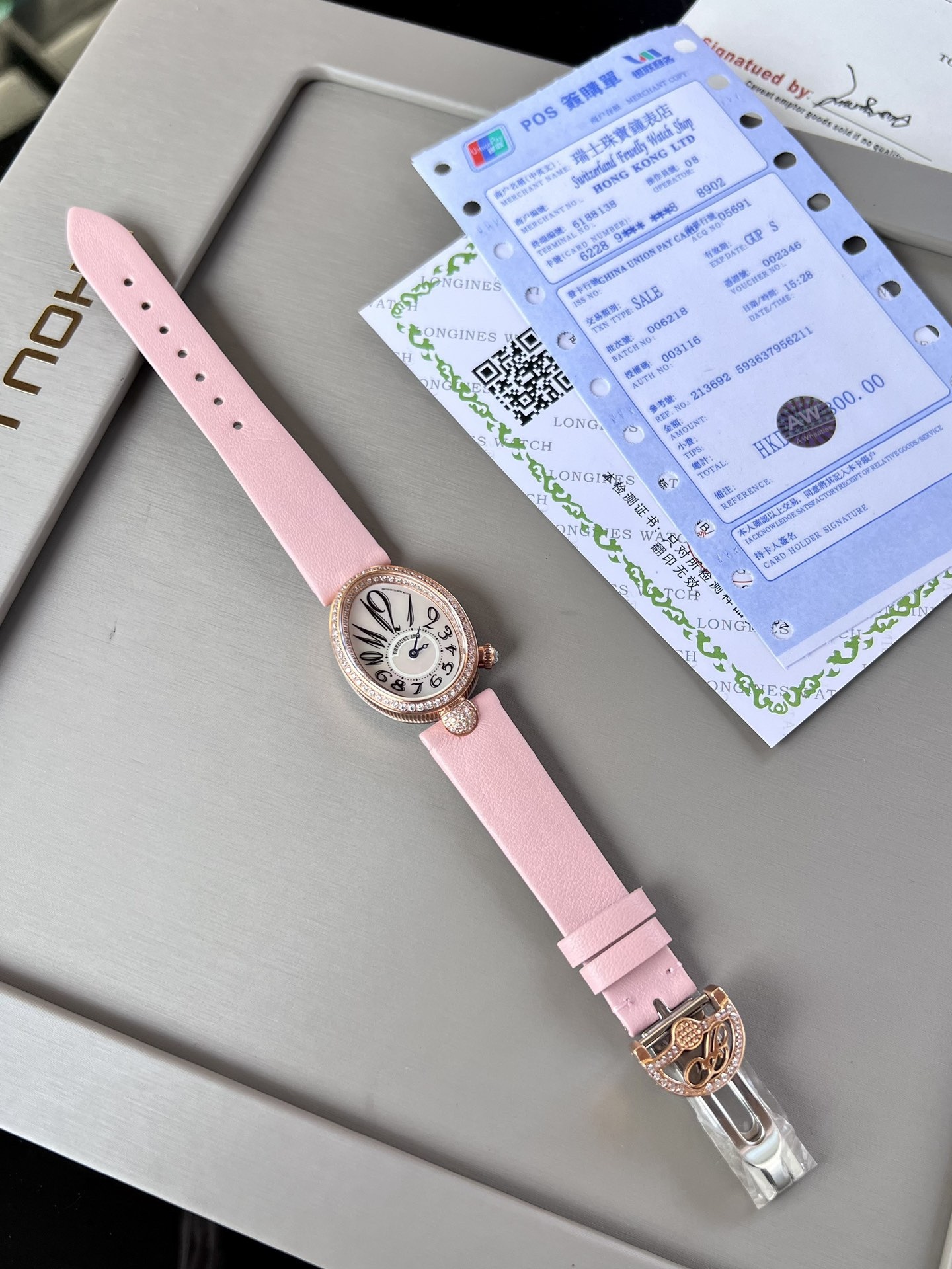 優雅出品史上最強復刻女表——寶璣那不勒斯皇后  黃金殼  系列驚艷登場，修正市場版本的所有不足，高貴典雅，盡顯女王風範！
【表殼】腕表尺寸分別為中號36.5x28.5毫米 小號33 x 25毫米
鵝卵形表殼高雅大氣，表殼外緣飾有錢幣紋。表圈和表殼周圍鑲嵌共117顆施華洛水晶（約0.99克拉）。表冠處鑲有一顆梨形晶石（約0.26克拉）
【精彩細節】
1.與原裝吻合，在表殼背部均打有貴金屬標識，效果清晰工整，彰顯腕表檔次。2.穹面玻璃，從側面看不僅有魚眼效果，還能折射鑽石帶來的璀璨光芒，更顯腕表高貴血統。
3