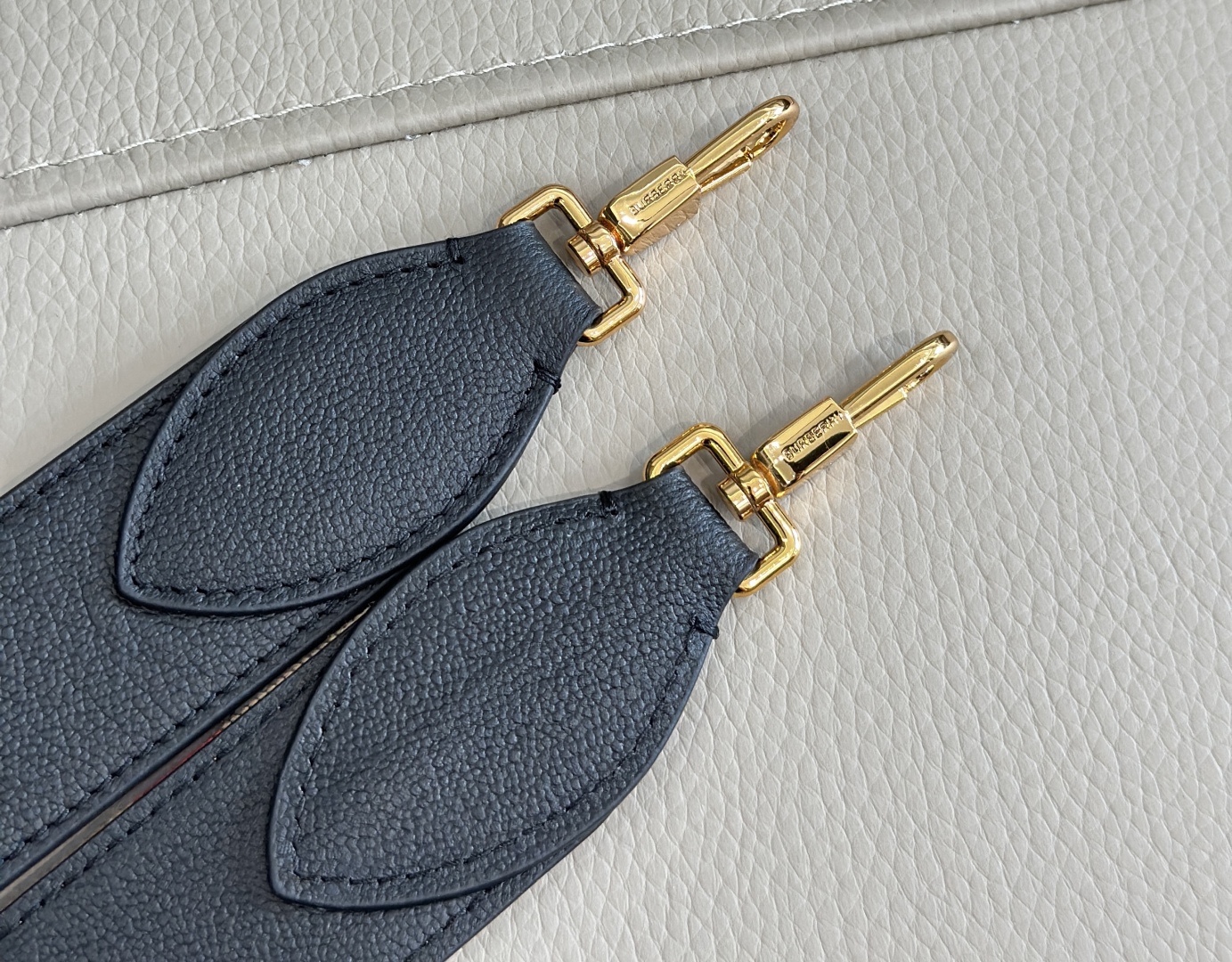 B家最新格紋挎包配上寬肩帶 💕肩帶長短可以自動調節，單肩斜挎包手拿，隨心所欲 
進口小牛皮拼帆布格紋實用性超絕，日常通勤、逛街出行，所需物品都能輕鬆裝下 尺寸24x17x9型號0251