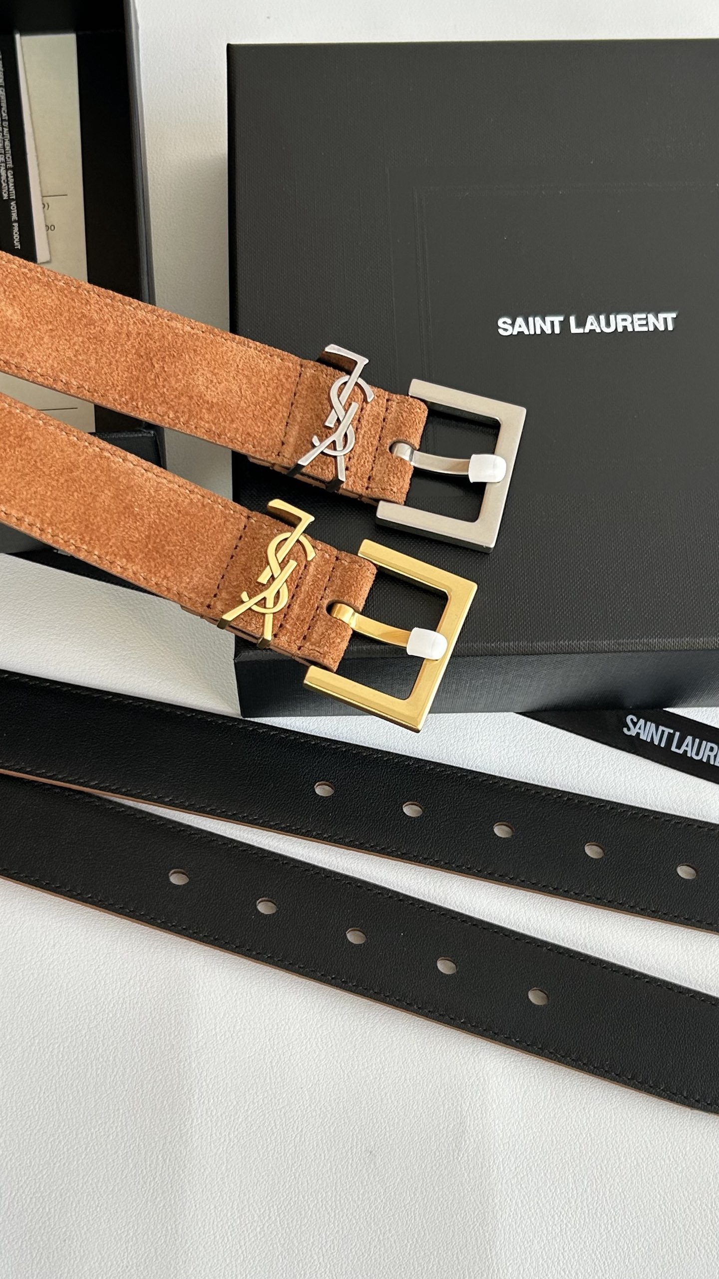 聖羅蘭 女士腰帶，進口小牛皮 配以CASSANDRE 標識腰帶環。古銅色金銀五金可選。精緻優雅的設計，寬度3.0cm