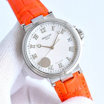 CF新品發佈會，寶璣-Breguet
航海MARINE航海系列5517款腕表，航海天文鐘的起源作品，“時計本是兵家利器”說的就是這款腕表，鐘錶界的巨作。工廠全面抄寫原裝數據，98%還原殼型字面，彰顯原裝優雅硬朗的氣質，原裝同款777A自動機械機芯，鐫刻獨立編號與寶璣先生簽名。直徑40毫米。正反均為藍寶石防刮玻璃，旋入式防水錶冠。實測防水深度100米。搭配飾有太陽放射紋錶盤，配裝進口鰐魚皮錶帶，以零頭的價格給您帶來原裝超值體驗。