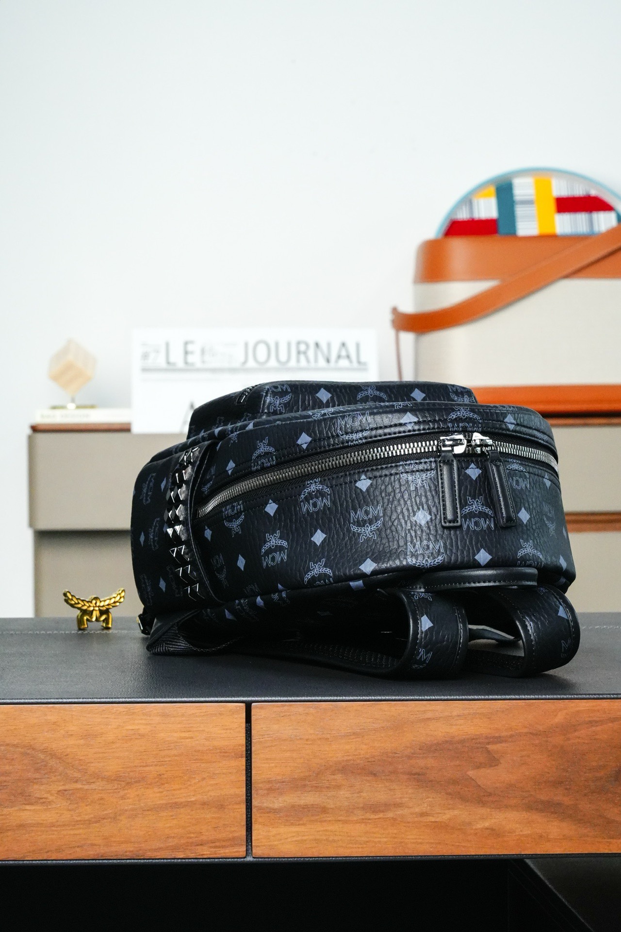 ⚠️®全新升级®𝙈𝘾𝙈 𝙎𝙩𝙖𝙚𝙠 𝙑𝙞𝙨𝙚𝙩𝙤𝙨
实拍黑色小号#铆钉双肩包老花满印黑色标志性的 Visetos 黑色涂层 # 结构化设计拥有宽敞的内部空间和金字塔形铆钉饰边 造型风格前卫 # 男女同款包 # 背包里的黑酷天花板