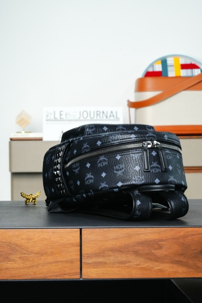 ⚠️®全新升级®𝙈𝘾𝙈 𝙎𝙩𝙖𝙚𝙠 𝙑𝙞𝙨𝙚𝙩𝙤𝙨
实拍黑色小号#铆钉双肩包老花满印黑色标志性的 Visetos 黑色涂层 # 结构化设计拥有宽敞的内部空间和金字塔形铆钉饰边 造型风格前卫 # 男女同款包 # 背包里的黑酷天花板