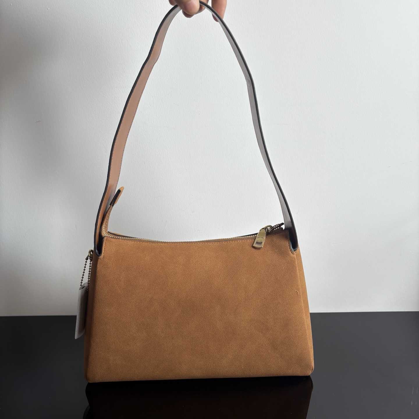 
新款hobo腋下包：CCC45荔枝紋黑色 灰色 酒紅
          CCC48鹿皮棕色 CCC48鹿皮墨綠
作為腋下包超級鬆弛下垂的風格，秋冬單品 容量超大還帶了一個磁扣的暗袋，出行遊玩或通勤都特別實用的一款。

尺寸：10*18*29。