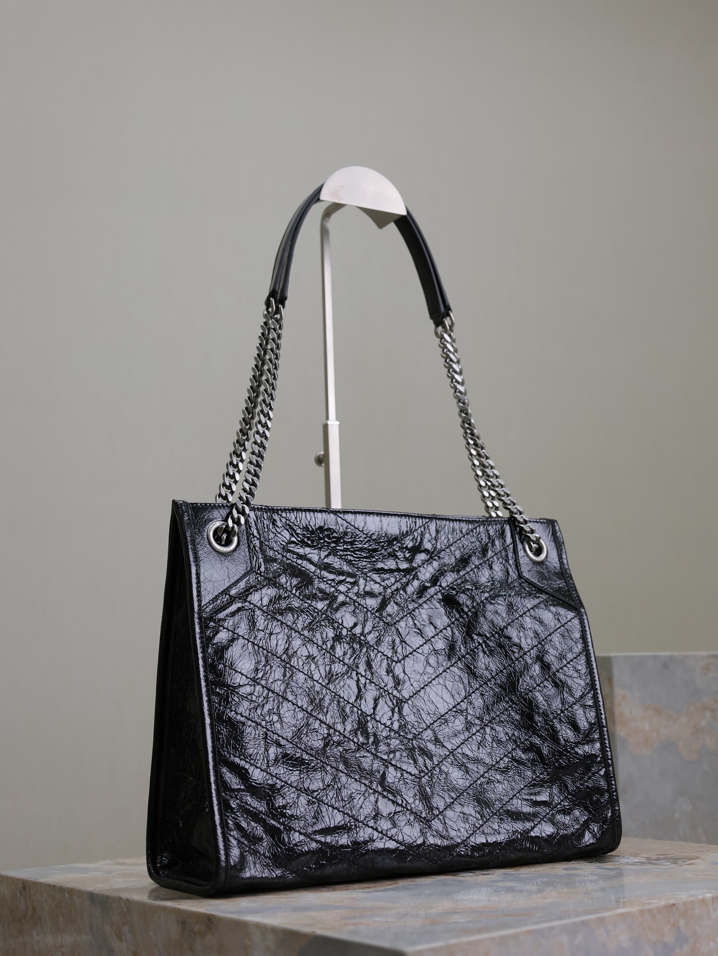 黑色·
Niki shopping bag_
意大利進口抓皺油蠟牛皮，五金是全牛皮包裹，工藝十分精湛！包袋中間有磁吸扣，保障了包包使用的安全性；內里有一拉鍊隔層及敞口插槽設計可放手機及零錢卡片，方便拿取，不會出現因為是大包而出現找不到東西的情況；包包自重非常輕，容量又足夠大，公文包、旅行包、購物袋、媽媽包隨意切換，實用性爆表！
型號：577999
尺寸：33x27x11.5cm