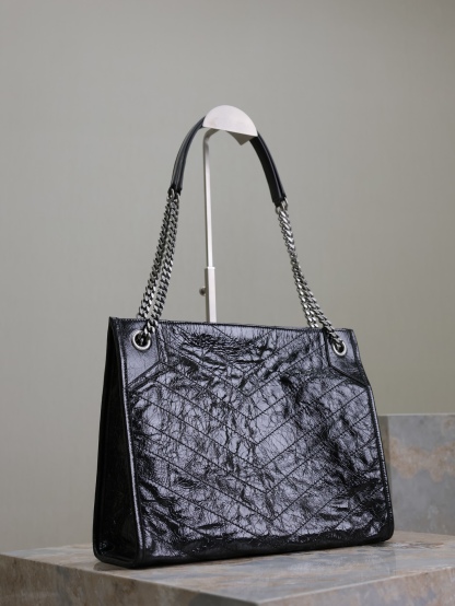 黑色·
Niki shopping bag_
意大利進口抓皺油蠟牛皮，五金是全牛皮包裹，工藝十分精湛！包袋中間有磁吸扣，保障了包包使用的安全性；內里有一拉鍊隔層及敞口插槽設計可放手機及零錢卡片，方便拿取，不會出現因為是大包而出現找不到東西的情況；包包自重非常輕，容量又足夠大，公文包、旅行包、購物袋、媽媽包隨意切換，實用性爆表！
型號：577999
尺寸：33x27x11.5cm