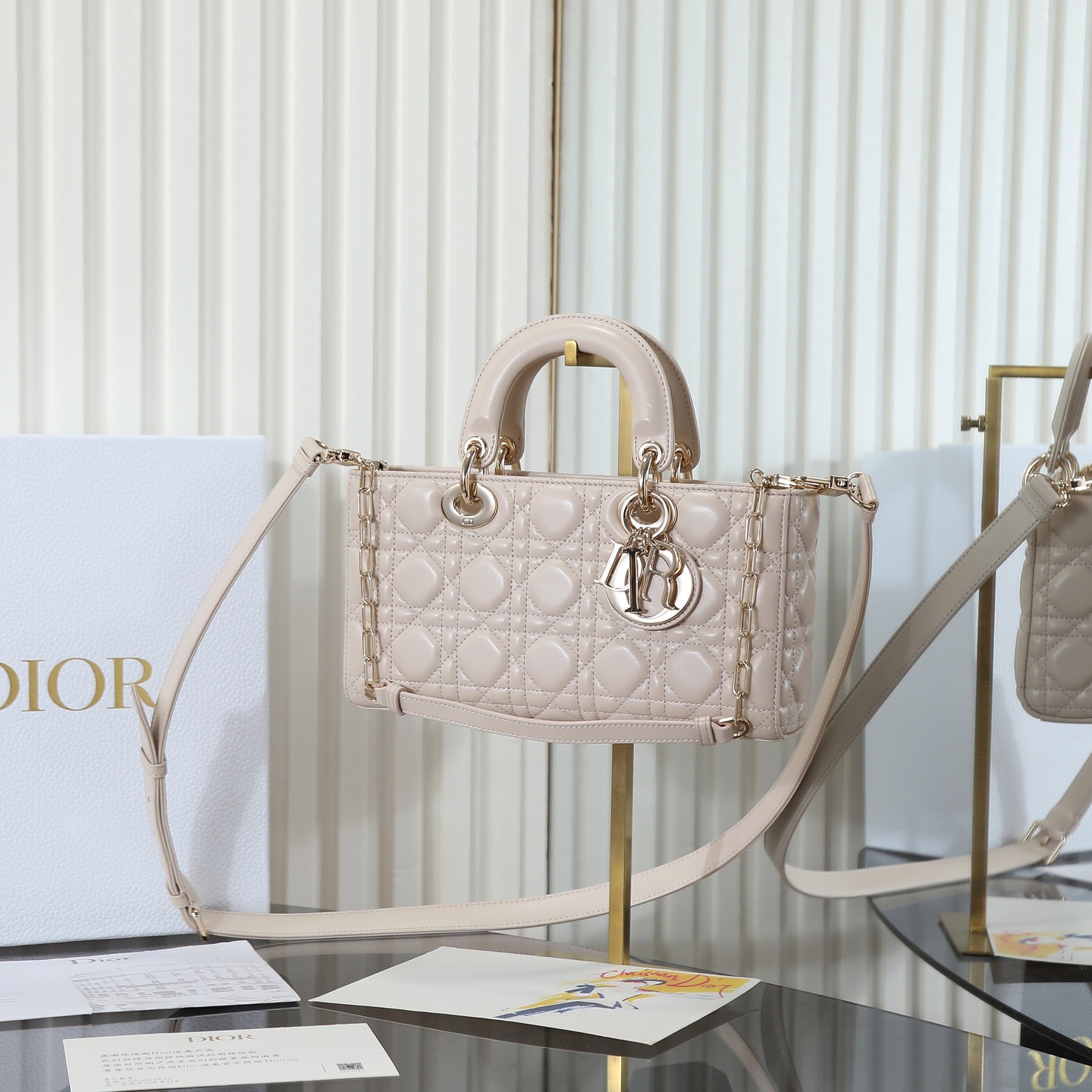 D-joy  原廠級別 

中號尺寸 米色現貨‼️

全新D-joy強勢回歸，最新中號✔️大爆款的節奏🔥，包包自帶兩條肩帶，多種背法🙋🏻‍♀️，上身又美又颯，經典的菱格設計🥅，搭配柔軟的綿羊皮優雅又時尚🌿

size：26-6-14cm
