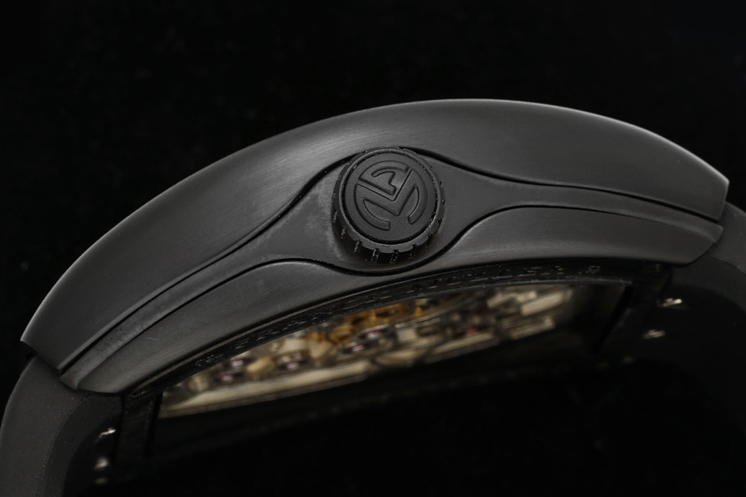 RMS最新款 頂級復刻 法蘭克穆勒V45 Vanguard陀飛輪系列 歷時多年研發機芯 
1 1:1 超級復刻原裝複雜法穆蘭陀飛輪機芯 細節完美到位 打造正品機芯獨具的雙發條盒 超薄工藝 
2超長72小時動力儲存 告別每天手動上鏈 高端玩家的定制款 把頭上鏈30個半圈 發條盒為滿 不需要過度上鏈 
3 千錘百鍊 316L精鋼表殼 超薄表殼 與原裝一致厚度 彎曲弧度 更加貼合手腕 佩戴舒適 
4 純正進口意大利小牛皮 貼合手感品質一流的進口氟橡膠錶帶 與正版全完通用互換
5瑞士工程師 原版機芯拆解 一比一甲