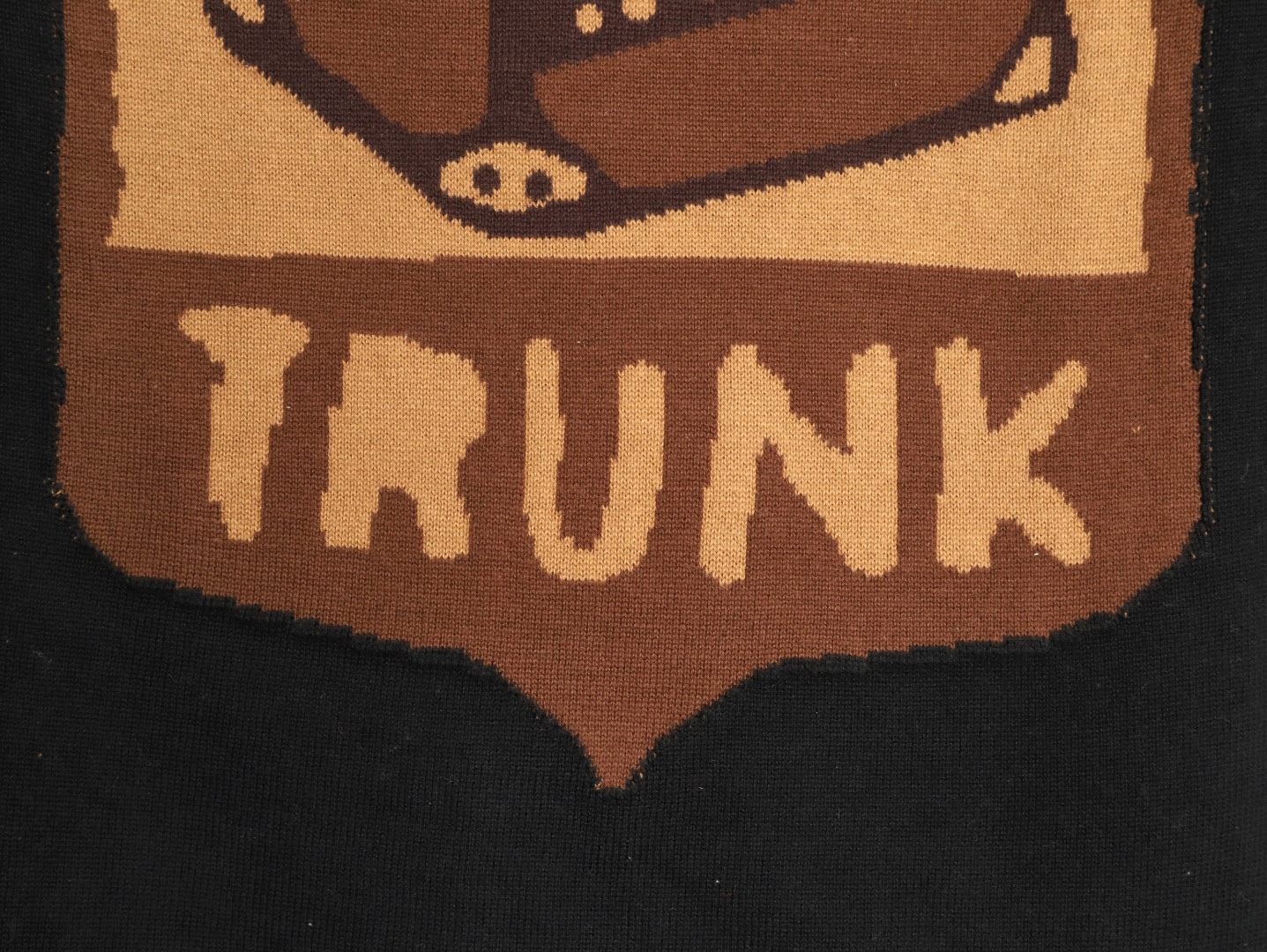 🔝LOUIS VUITTON LV 皮箱幾何圖針織短袖T恤
定織雲柔密紡棉針織料，嵌花提花織法，精細編織不僅確保了圖案的清晰度，還大大增強了織物的耐用性，成衣洗水加軟去味工藝，通過專業的洗滌設備和特定的洗滌劑，對衣物進行深度清潔和去味處理，改善衣物的手感和外觀，寬松版型
B Size：S-XL