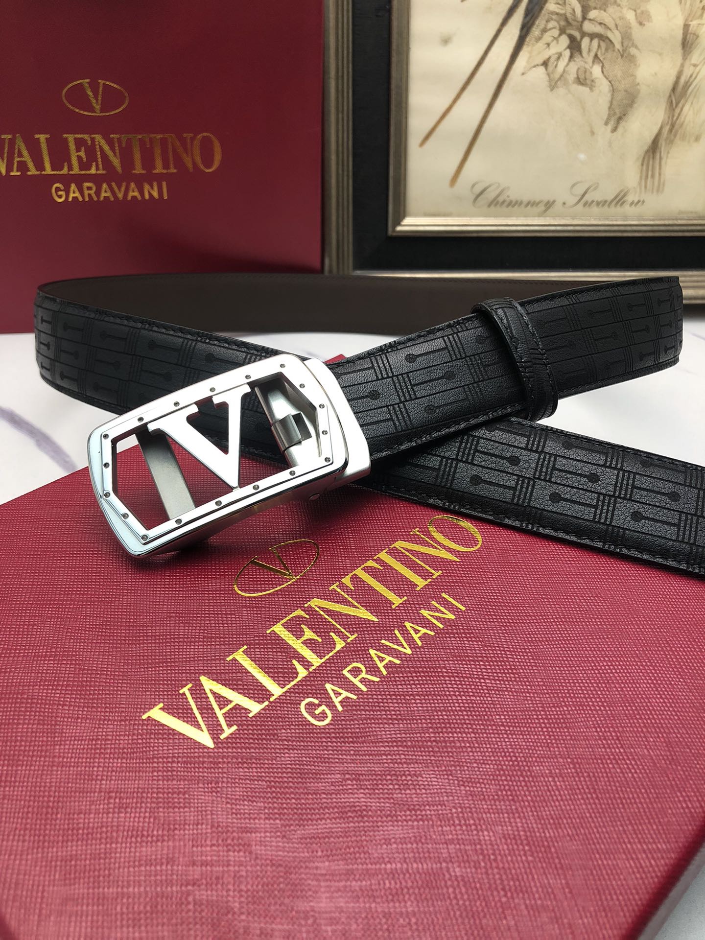 華倫天奴：原單頭層牛皮燙印花紋面，內襯頭層小牛皮底，搭配原單自動扣，可裁剪的自動帶，此款腰帶面雙採用意大利原定廠制進口牛皮帶身 ，對專版櫃足寬3.5