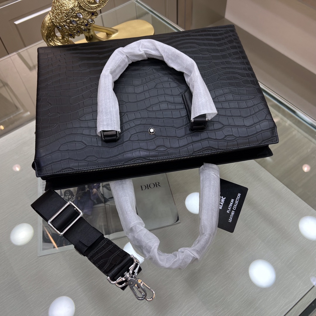 Montblanc lnternational（萬寶龍）新款公文包 採用進口鰐魚紋牛皮製作，頂級拋光不鏽鋼飾面金屬配件  ，正面萬家六角專屬標，內里雙隔層，簡單大方商務 成功男士們的最愛🤵🏻！
尺寸：40-30-7
型號：601312-1w