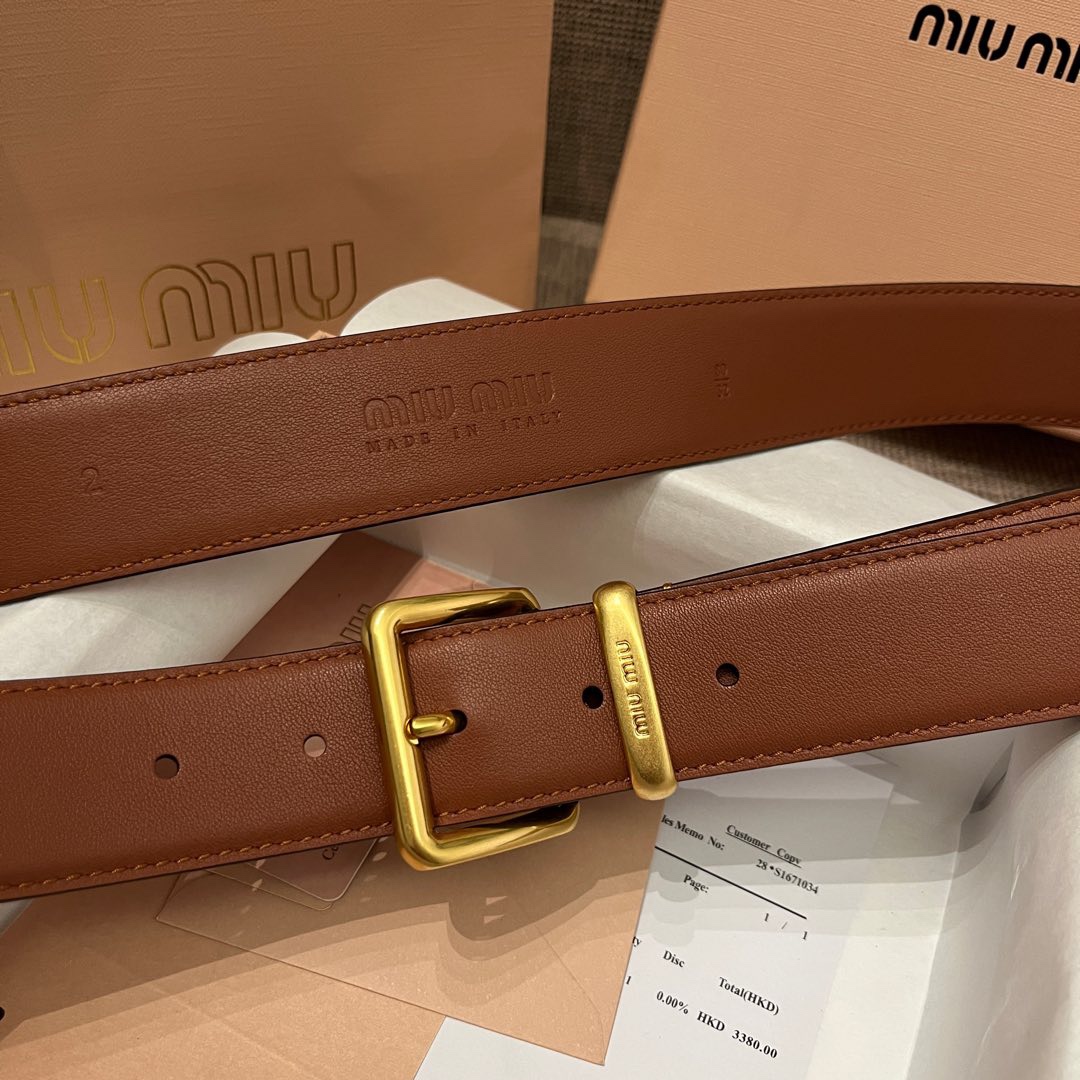 MiuMiu 今年大爆款上新‼️‼️
這就是野性與可愛結合的反差美！
關但寬度粗 腰頭大 有一種野性與可愛結合的反差美～
炎名系上有甜酷甜酷的氛圍感喔#
寬度 ：3.5cm