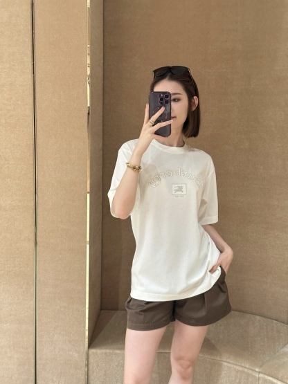 🔝BURBERRY巴寶莉BBR 哥特體刺繡短袖T恤
正品購入，100%洗後維斯棉235克，舒彈羅紋285克，進口刺繡，面料酵洗，定制1：1商標，寬松版型
B Size：S-XL