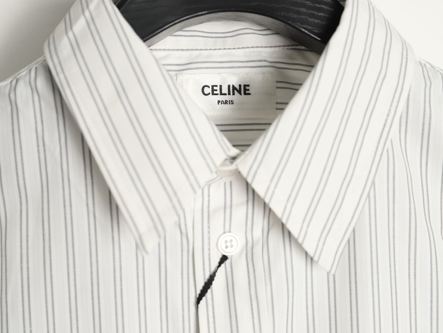 🔝CELINE賽琳CE 凱旋門竪條紋刺繡長袖襯衫
採用100%天然棉花纖維，無任何化纖混紡，從源頭確保面料的純淨度。棉纖維內部的中空結構形成天然“空氣通道”，使面料具備優異的透氣性。空氣可自由流通於纖維間隙，快速排出體表濕氣與熱量，即使長時間穿著也能保持乾爽，避免悶熱黏膩感。同時吸濕性遠超合成纖維。當人體出汗時，面料能迅速吸收汗液並擴散至表面，通過空氣流動加速蒸發，實現“吸濕-釋放”的動態平衡，保持肌膚乾爽舒適。
繡花機以棉線勾勒標誌，針腳細密均勻，確保線條流暢清晰，形成飽滿的立體肌理。刺繡