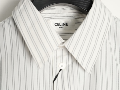 🔝CELINE賽琳CE 凱旋門竪條紋刺繡長袖襯衫
採用100%天然棉花纖維，無任何化纖混紡，從源頭確保面料的純淨度。棉纖維內部的中空結構形成天然“空氣通道”，使面料具備優異的透氣性。空氣可自由流通於纖維間隙，快速排出體表濕氣與熱量，即使長時間穿著也能保持乾爽，避免悶熱黏膩感。同時吸濕性遠超合成纖維。當人體出汗時，面料能迅速吸收汗液並擴散至表面，通過空氣流動加速蒸發，實現“吸濕-釋放”的動態平衡，保持肌膚乾爽舒適。
繡花機以棉線勾勒標誌，針腳細密均勻，確保線條流暢清晰，形成飽滿的立體肌理。刺繡