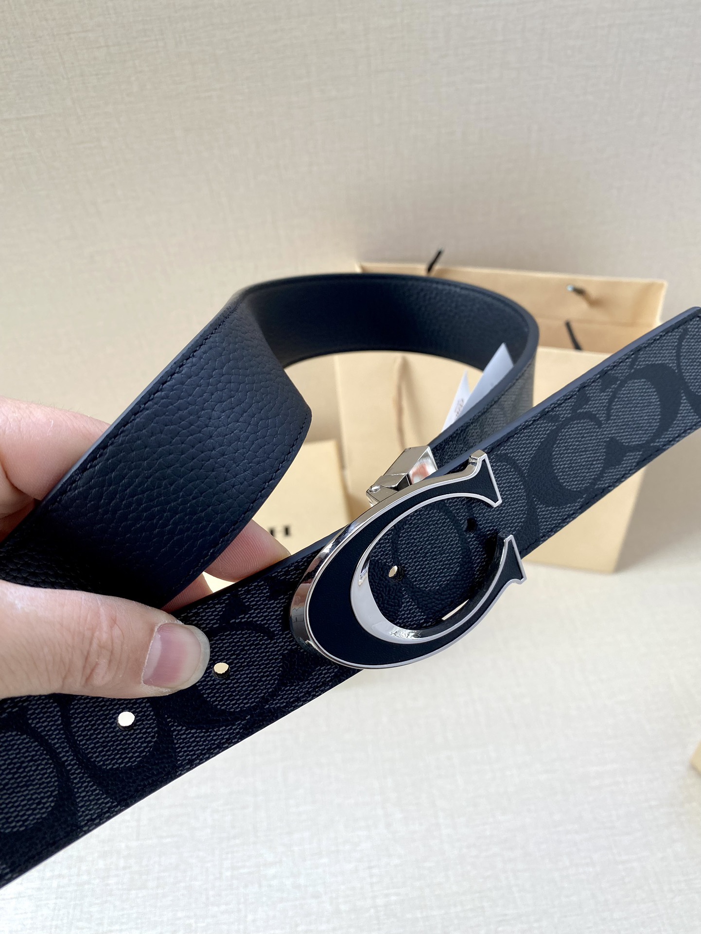 寬度3.8cm COACH 這款雙面腰帶一面為經典標誌帆布材質，另一面為精制皮革材質，配有標誌性扣件，將兩種外形合二為一。通過簡單的說明，可用剪刀剪裁至完美合身度。
標誌印花配頭層牛皮
可裁剪
雙面
38M (寬)