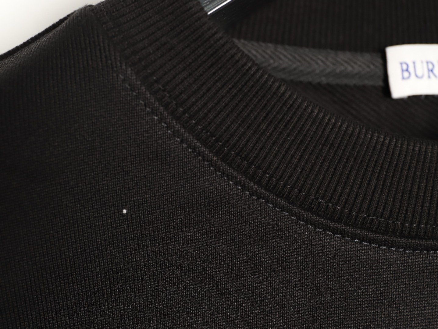 🔝BURBERRY巴寶莉BBR 八色字母繡圓領衛衣 
原版6350購入，原版採用400g 巴寶莉專用反面牛肚面料，反向毛圈底紗 魚鱗布料，螺紋450g雙紗，顏色按布料訂染，原版一致。
前幅進口機立體繡花，凹凸形狀與原版一致，羅紋針織包邊及絨里收納口袋均採用加固縫製，強化功能耐用性；在休閒運動中注入內斂英倫格調。整體完美平衡經典符號的當代轉化、穿著舒適度與日常實用性，成為詮釋現代精英休閒風的典範之作。男女同款
B Size：S-XL