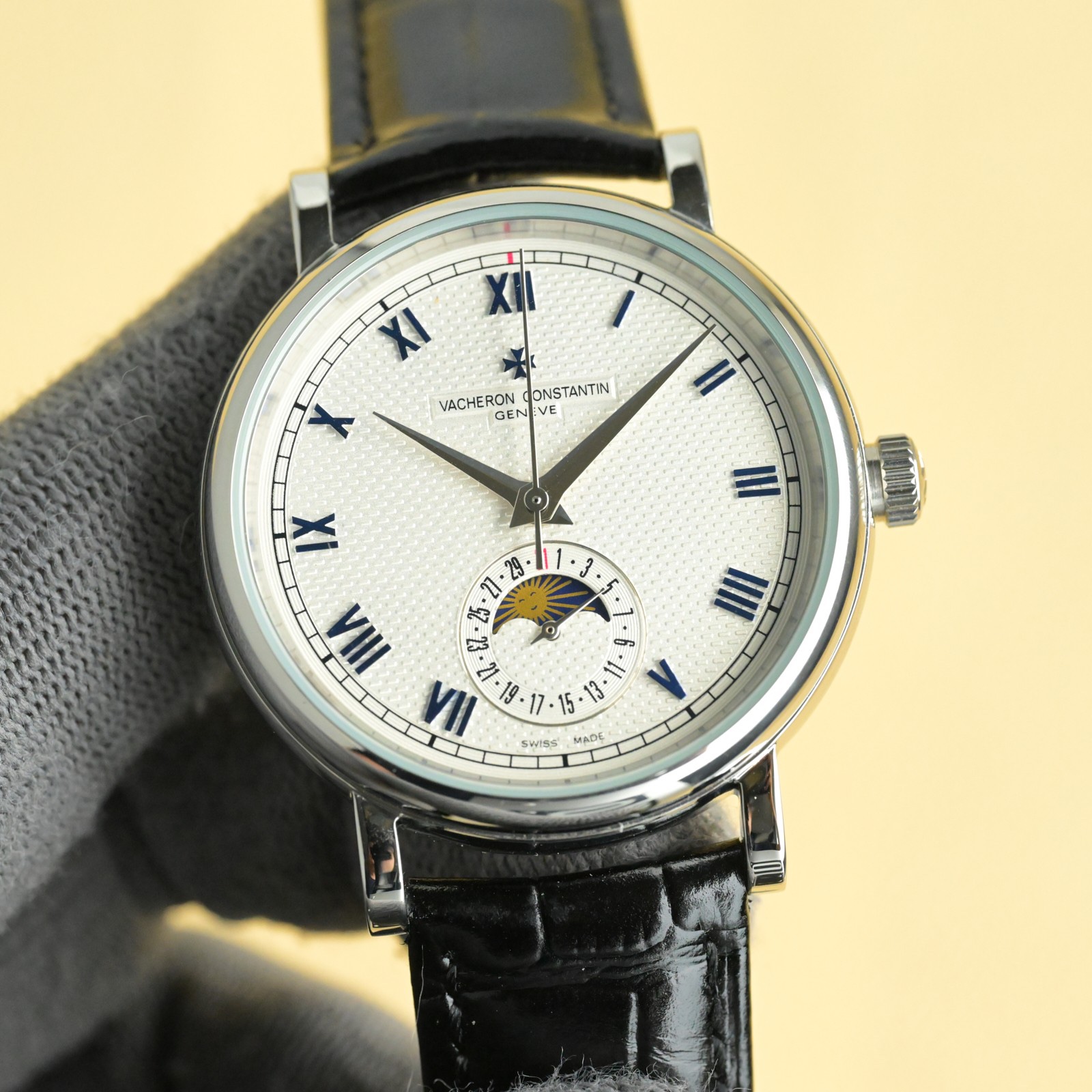 
江詩丹頓【VACHERON CONSTANTIN】傳襲系列男士腕表！全新複雜日月星辰多功能腕表，超強夜光。搭載原裝進口2824-2自動上鏈機械機芯，匯集月份顯示，日月相顯示等功能於一身，堪稱完美，秉承瑞士制表工藝，全鋼鍍納米鉑金表技術，PVD爐內電鍍工藝，法國藍寶石防刮鏡面，進口意大利小牛皮搭配原裝扣，打造出頂級完美產品，尺寸:40*10mm