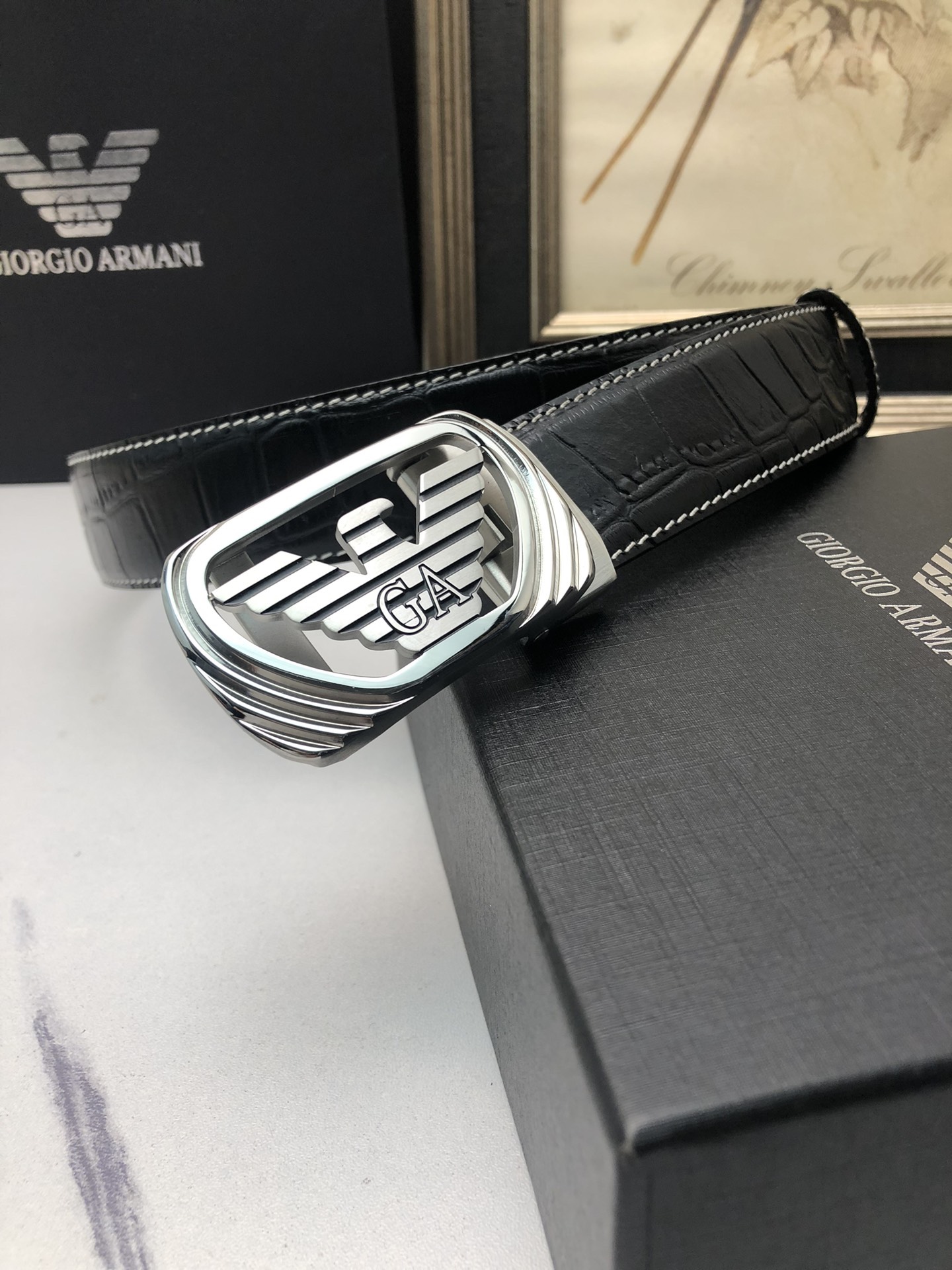 阿曼妮：原單頭層牛皮鰐魚紋面，內襯頭層小牛皮底，搭配原單自動扣，可裁剪的自動帶，此款腰帶面雙採用意大利原定廠制進口牛皮帶身 ，對專版櫃足寬3.5