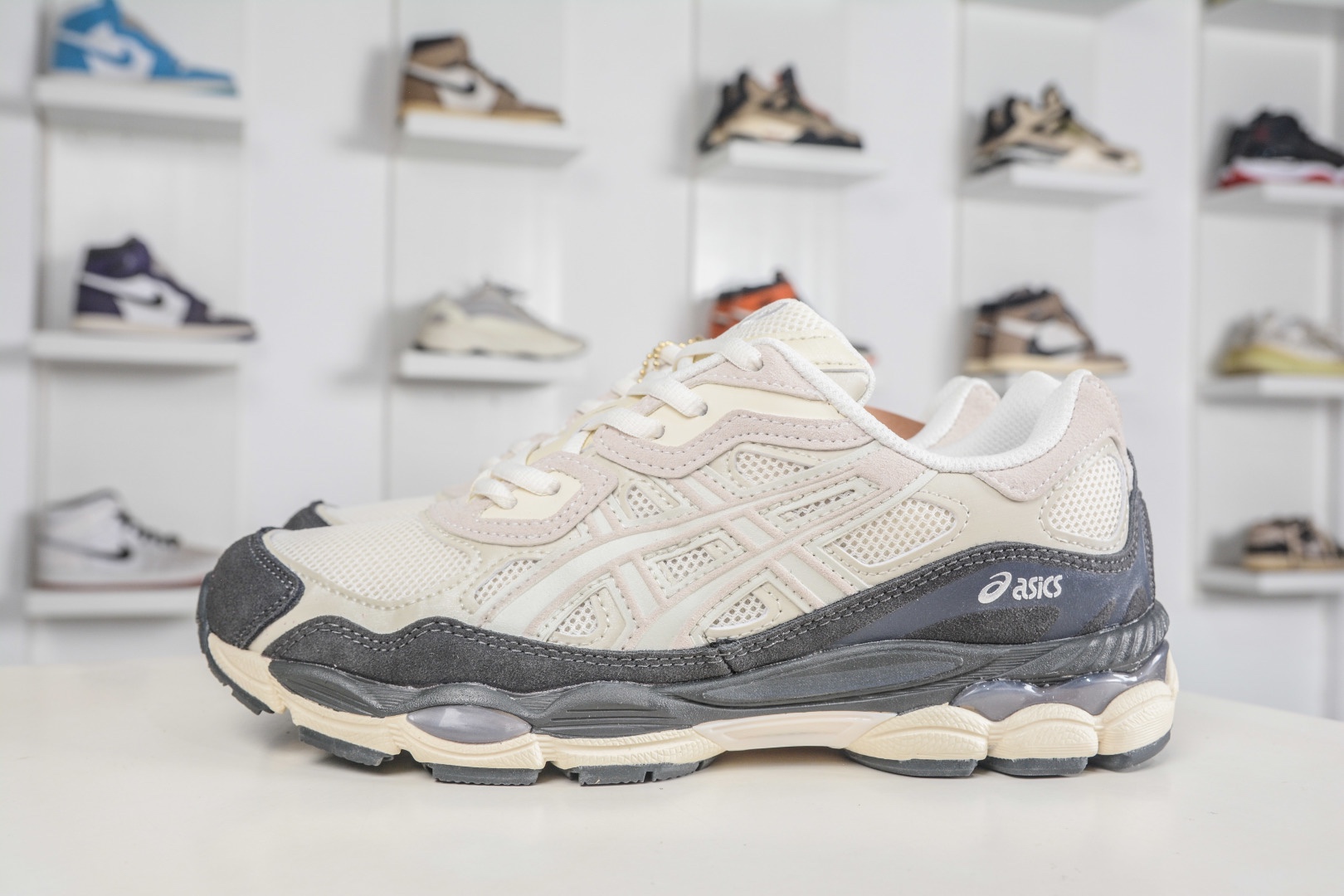 Asics Gel-NYC 亞瑟士運動休閒透氣專業跑鞋 
貨號: 1203A383 111
尺碼：36 37 37.5 38 39.5 40 40.5 41.5 42 42.5 43.5 44 45